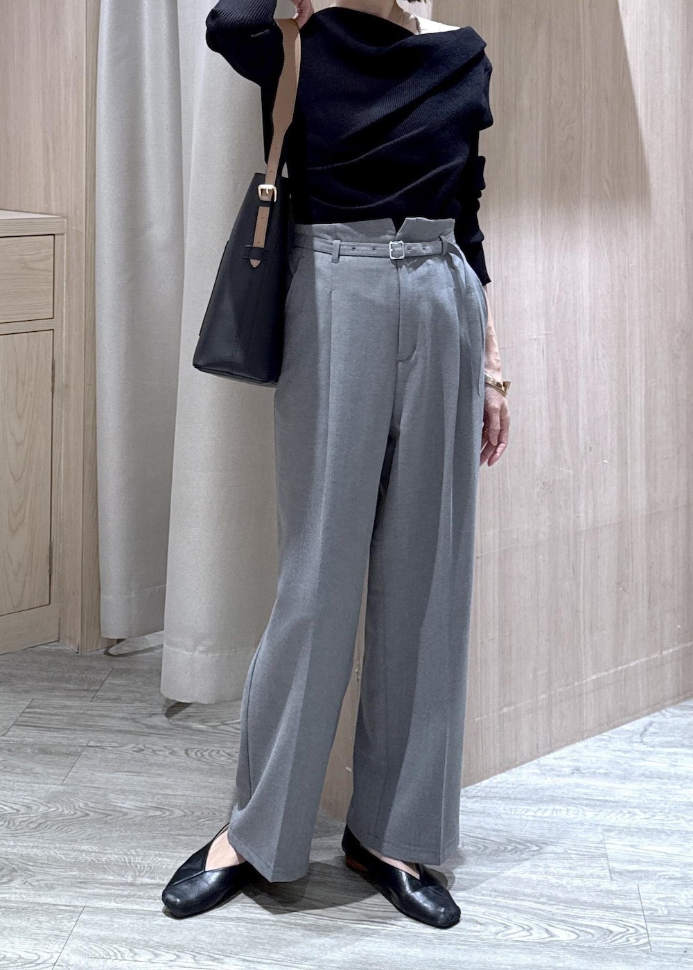 ブラック系のトートバッグ、グレー系のその他パンツ、ブラック系のニット/セーターを着用したレディースの冬コーディネートの5枚目の写真