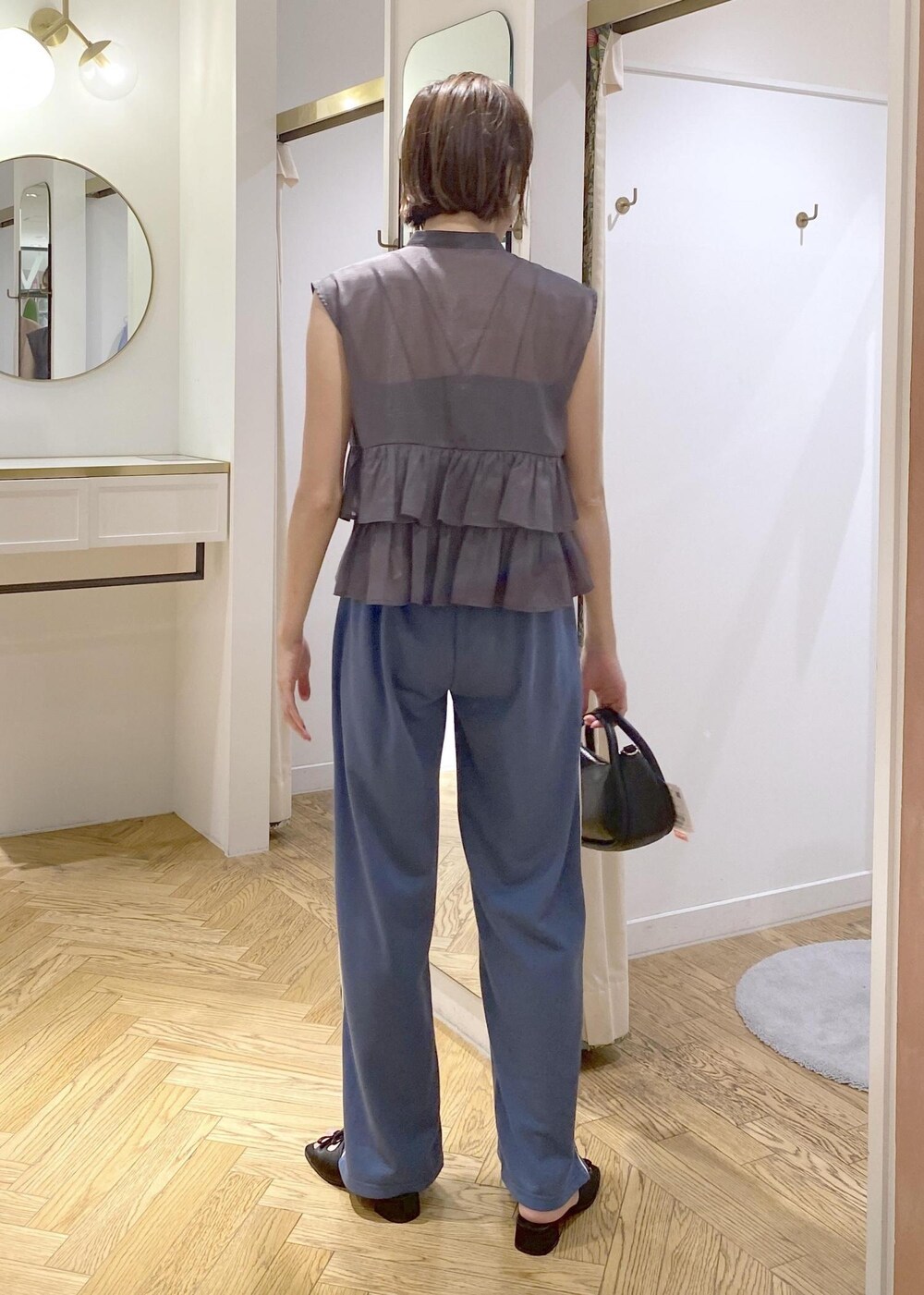 ブラック系のサンダル、ブラック系のキャミソール、グレー系のシャツ/ブラウスを着用したレディースの夏コーディネートの3枚目の写真