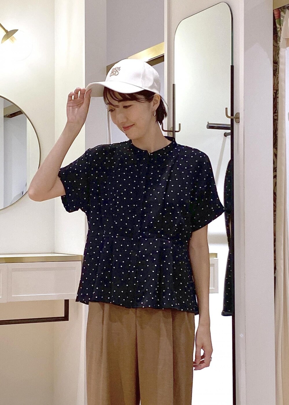 ブラック系のサンダル、ブラック系のシャツ/ブラウス、シルバー系のトートバッグを着用したレディースの夏コーディネートの5枚目の写真