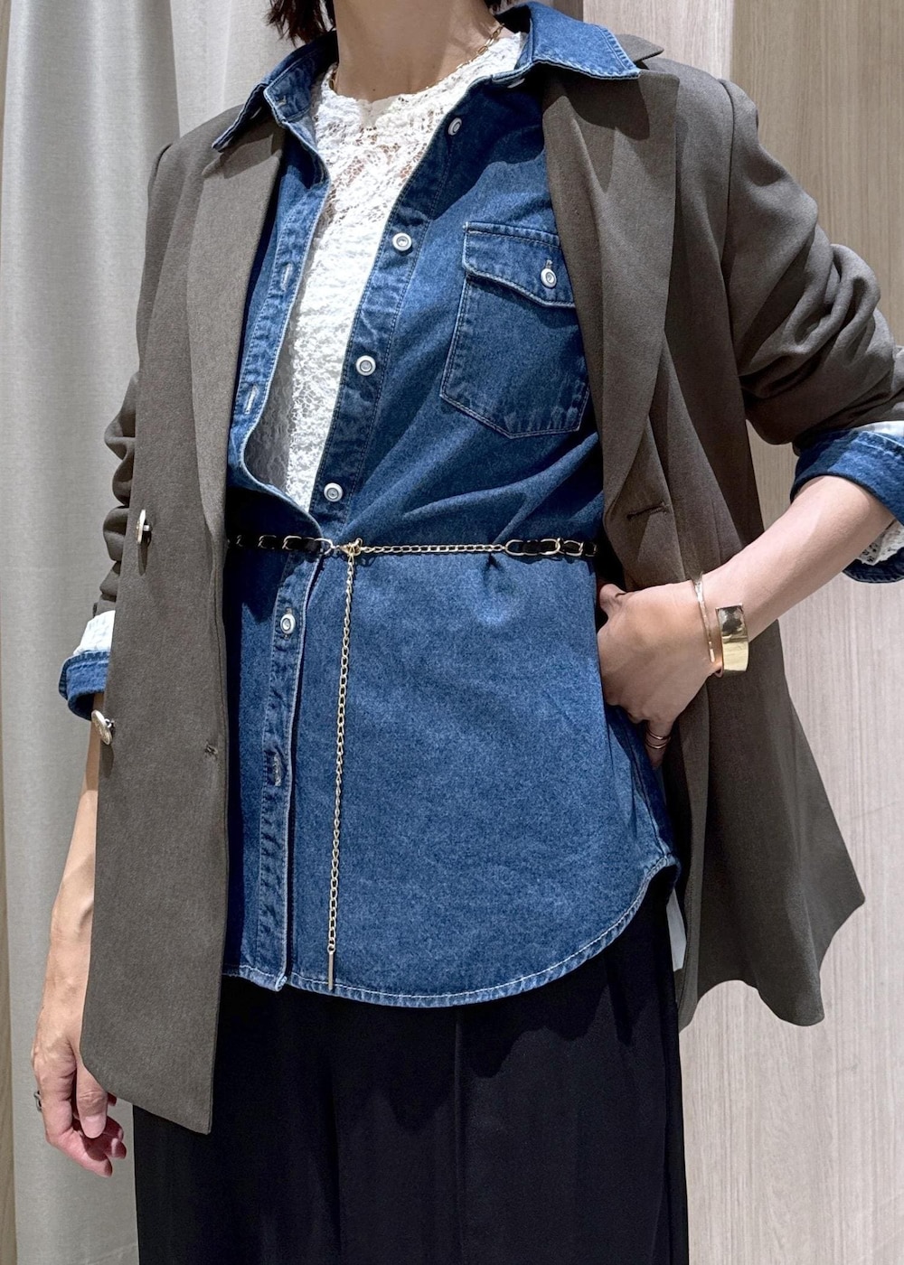 ブラック系のハンドバッグ、ブラック系のその他パンツ、ホワイト系のTシャツ/カットソーを着用したレディースの秋コーディネートの6枚目の写真