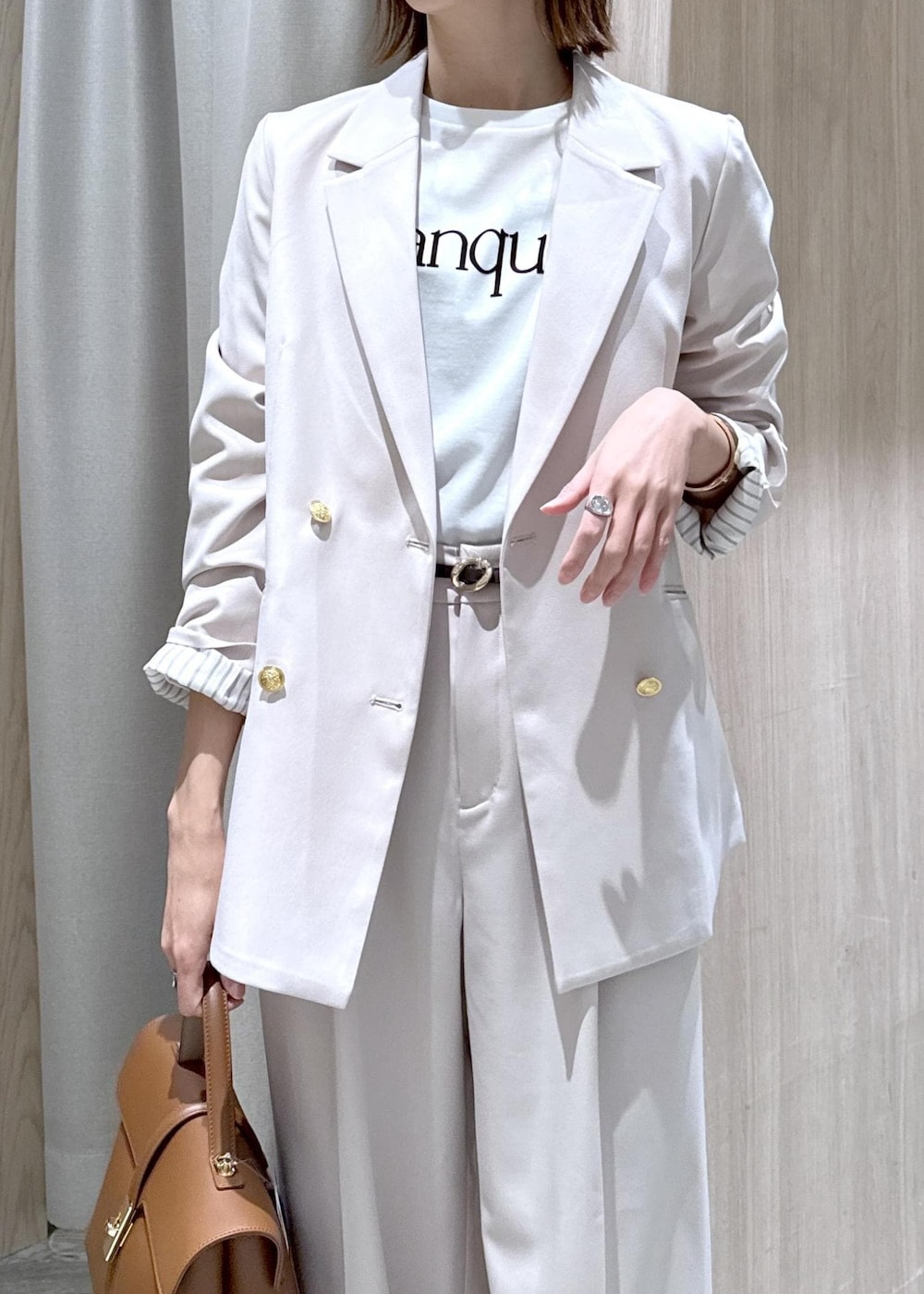 ホワイト系のTシャツ/カットソー、ベージュ系のテーラードジャケット、ベージュ系のその他パンツを着用したレディースの冬コーディネートの6枚目の写真