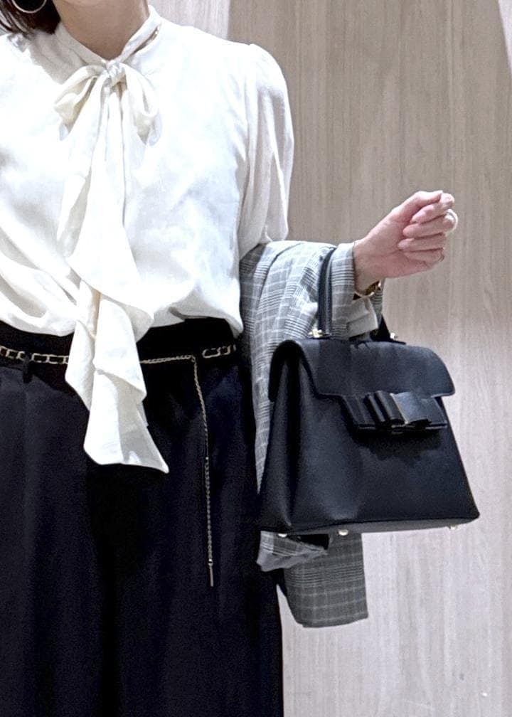 ブラック系のパンプス、ブラック系のハンドバッグ、ブラック系のその他パンツを着用したレディースの秋コーディネートの5枚目の写真