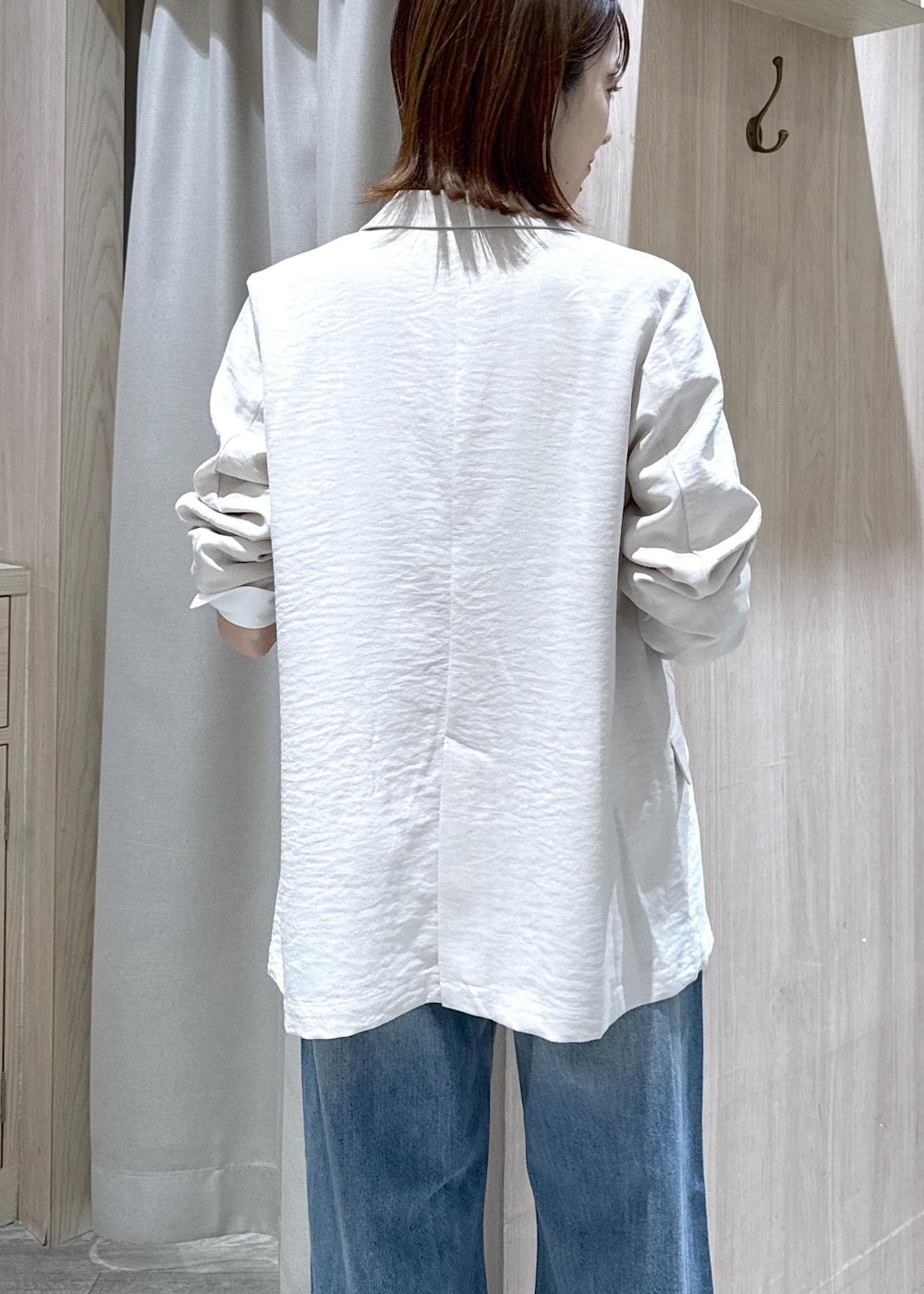 ホワイト系のトートバッグ、ブルー系のデニムパンツ、ホワイト系のシャツ/ブラウスを着用したレディースの春コーディネートの7枚目の写真