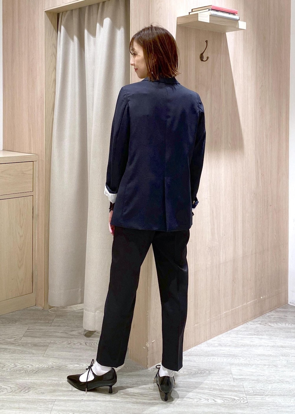ブラック系のパンプス、ブラック系のTシャツ/カットソー、ブラック系のその他パンツを着用したレディースの冬コーディネートの4枚目の写真