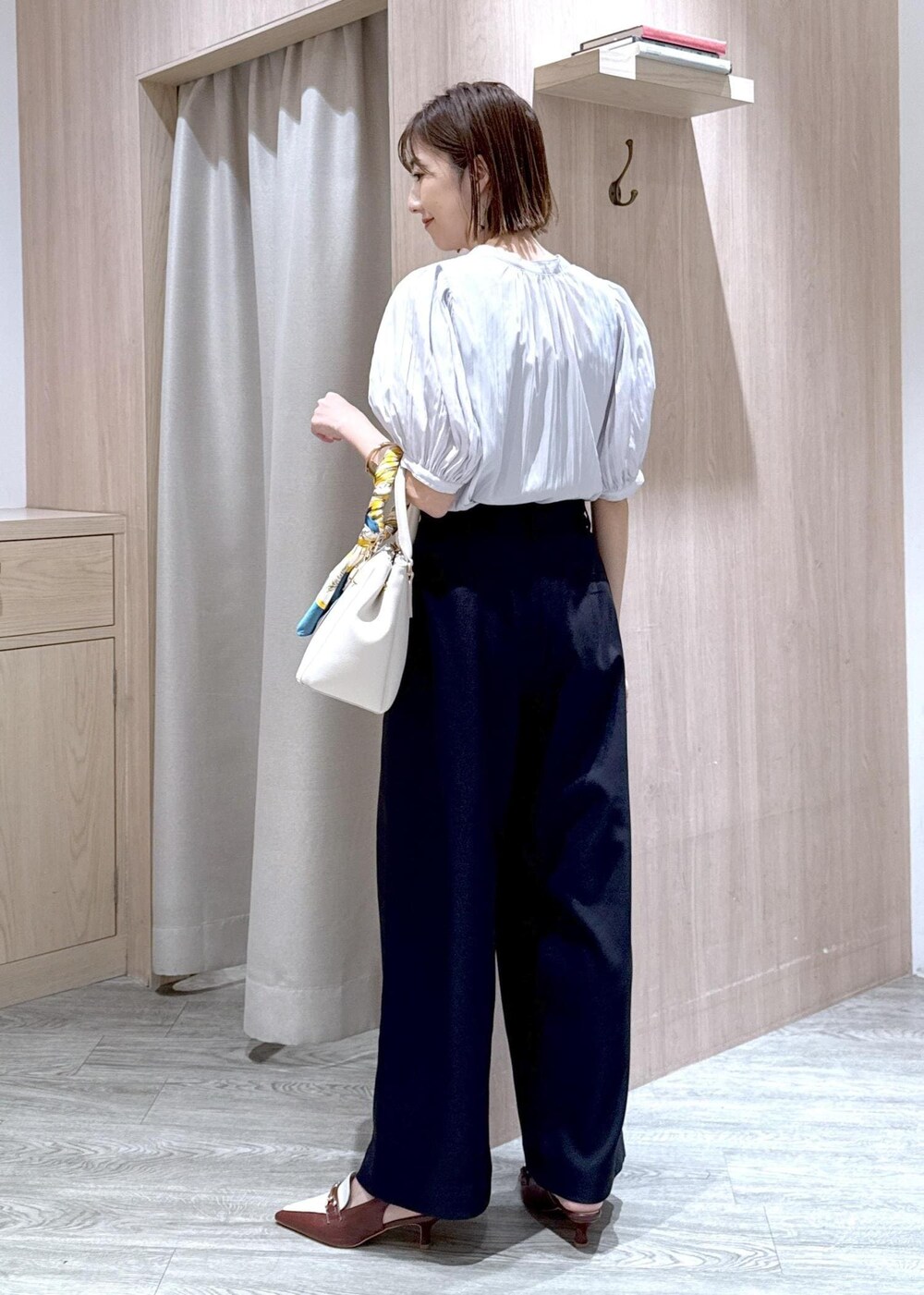 ブラウン系のパンプス、グレー系のシャツ/ブラウス、ブルー系のその他パンツを着用したレディースの春コーディネートの3枚目の写真