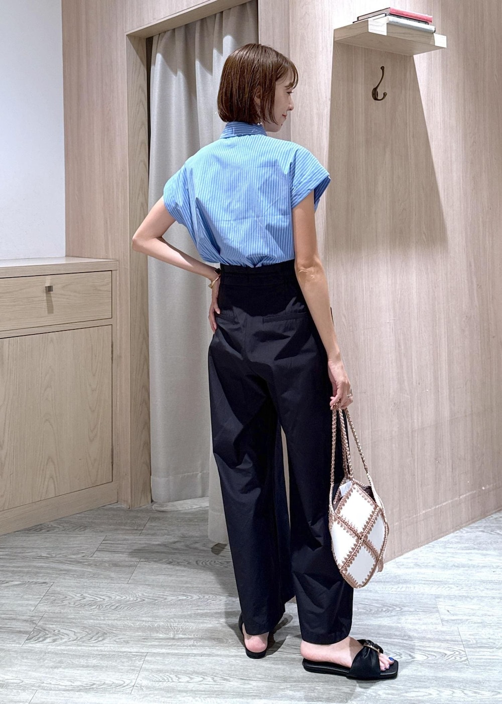 ブラック系のサンダル、ブラック系のキャミソール、ブルー系のシャツ/ブラウスを着用したレディースの夏コーディネートの4枚目の写真