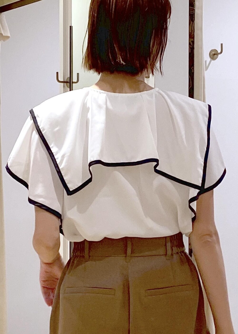 ブラック系のサンダル、ブラック系のショルダーバッグ、ブラウン系のその他パンツを着用したレディースの夏コーディネートの9枚目の写真