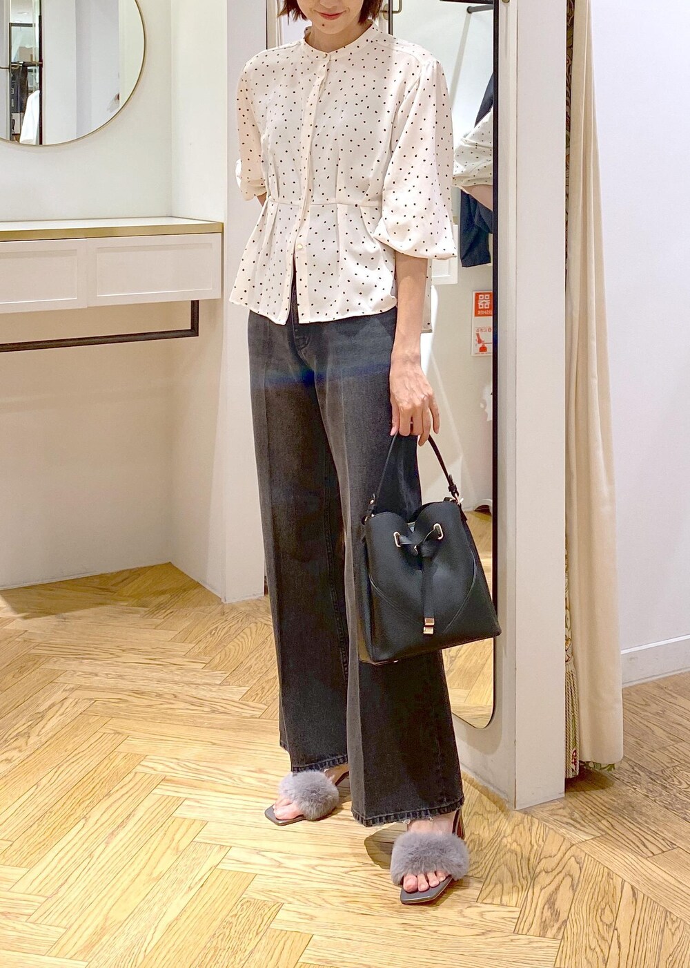 グレー系のドレスシューズ、ホワイト系のシャツ/ブラウス、ブラック系のデニムパンツを着用したレディースの夏コーディネートの4枚目の写真