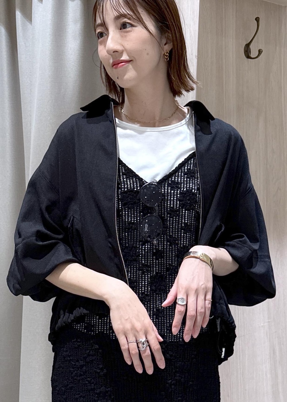 シルバー系のショルダーバッグ、ホワイト系のTシャツ/カットソー、ブラック系のワンピースを着用したレディースの春コーディネートの7枚目の写真