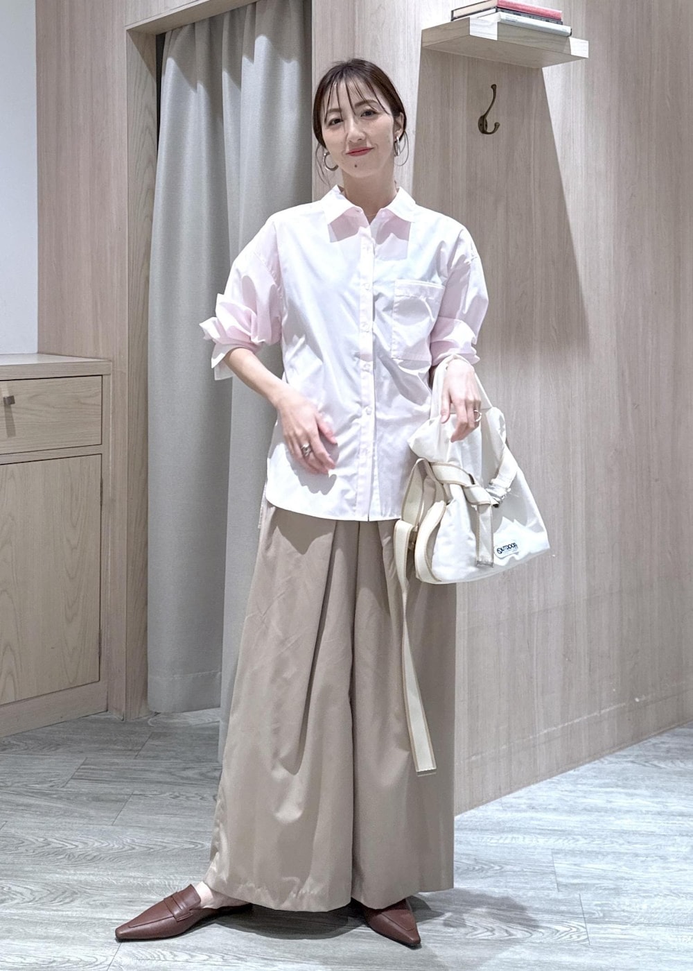 ホワイト系のトートバッグ、ベージュ系のその他パンツ、ピンク系のシャツ/ブラウスを着用したレディースの冬コーディネートの2枚目の写真