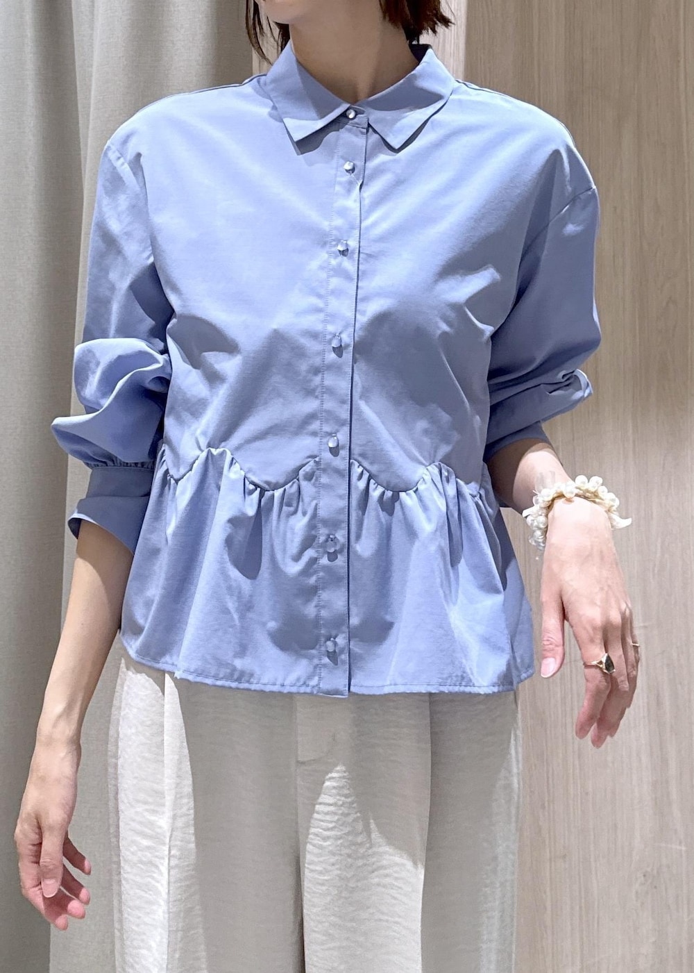 ホワイト系のパンプス、ホワイト系のその他パンツ、ホワイト系のトートバッグを着用したレディースの春コーディネートの7枚目の写真