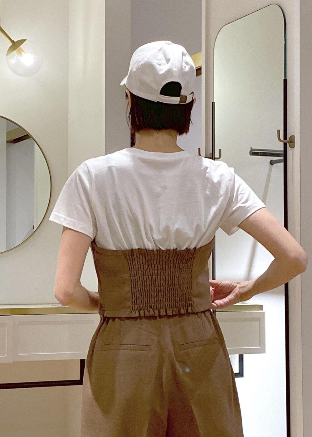 ブラック系のサンダル、ゴールド系のトートバッグ、ブラウン系のTシャツ/カットソーを着用したレディースの夏コーディネートの5枚目の写真