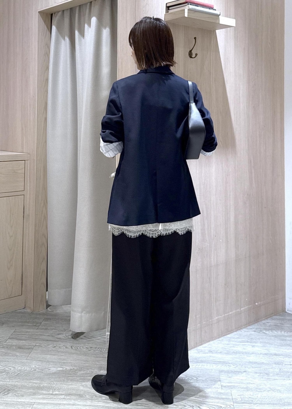 ブラック系のショルダーバッグ、ブラック系のその他パンツ、ブラック系のローファーを着用したレディースの秋コーディネートの2枚目の写真