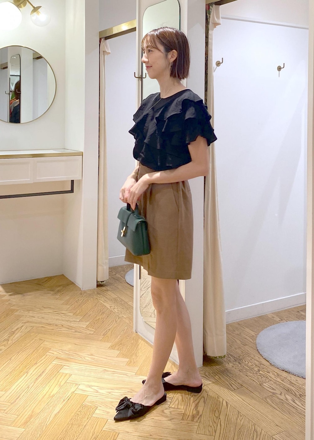 ブラック系のシャツ/ブラウス、ブラウン系のその他パンツ、グリーン系のショルダーバッグを着用したレディースの夏コーディネートの2枚目の写真