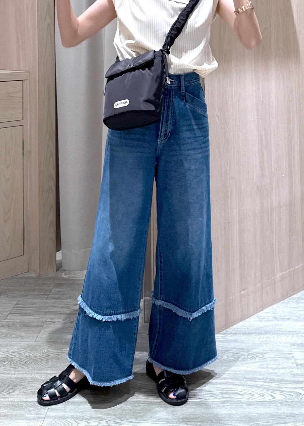 ベージュ系のキャミソール、ベージュ系のシャツ/ブラウス、ブルー系のデニムパンツを着用したレディースの夏コーディネートの5枚目の写真