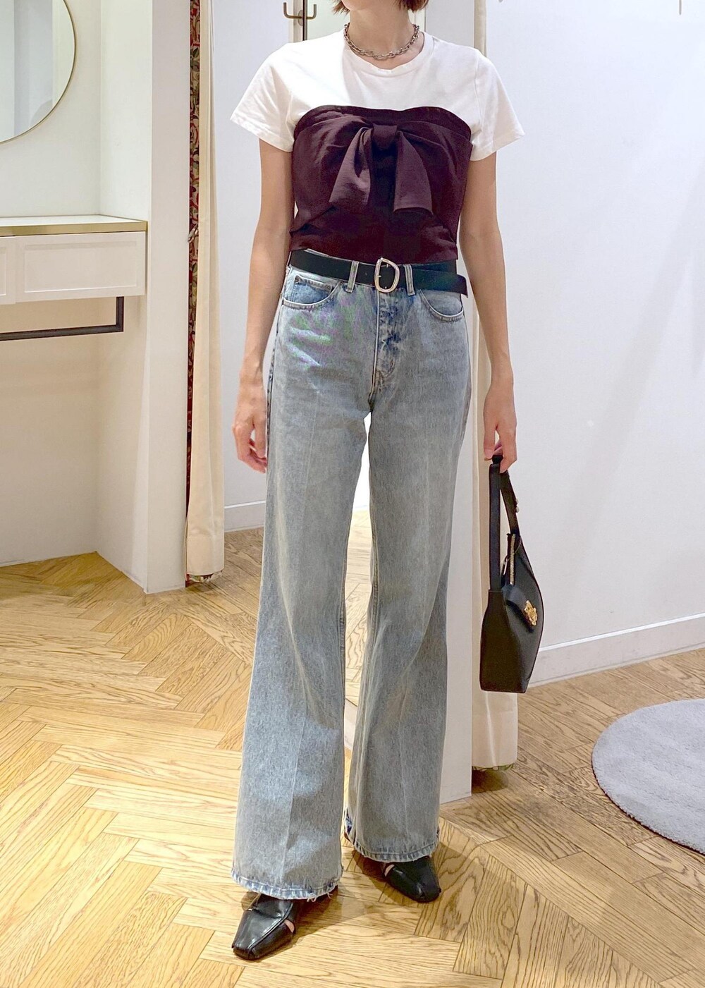 ブラック系のサンダル、ブラウン系のTシャツ/カットソー、ブルー系のデニムパンツを着用したレディースの夏コーディネートの5枚目の写真