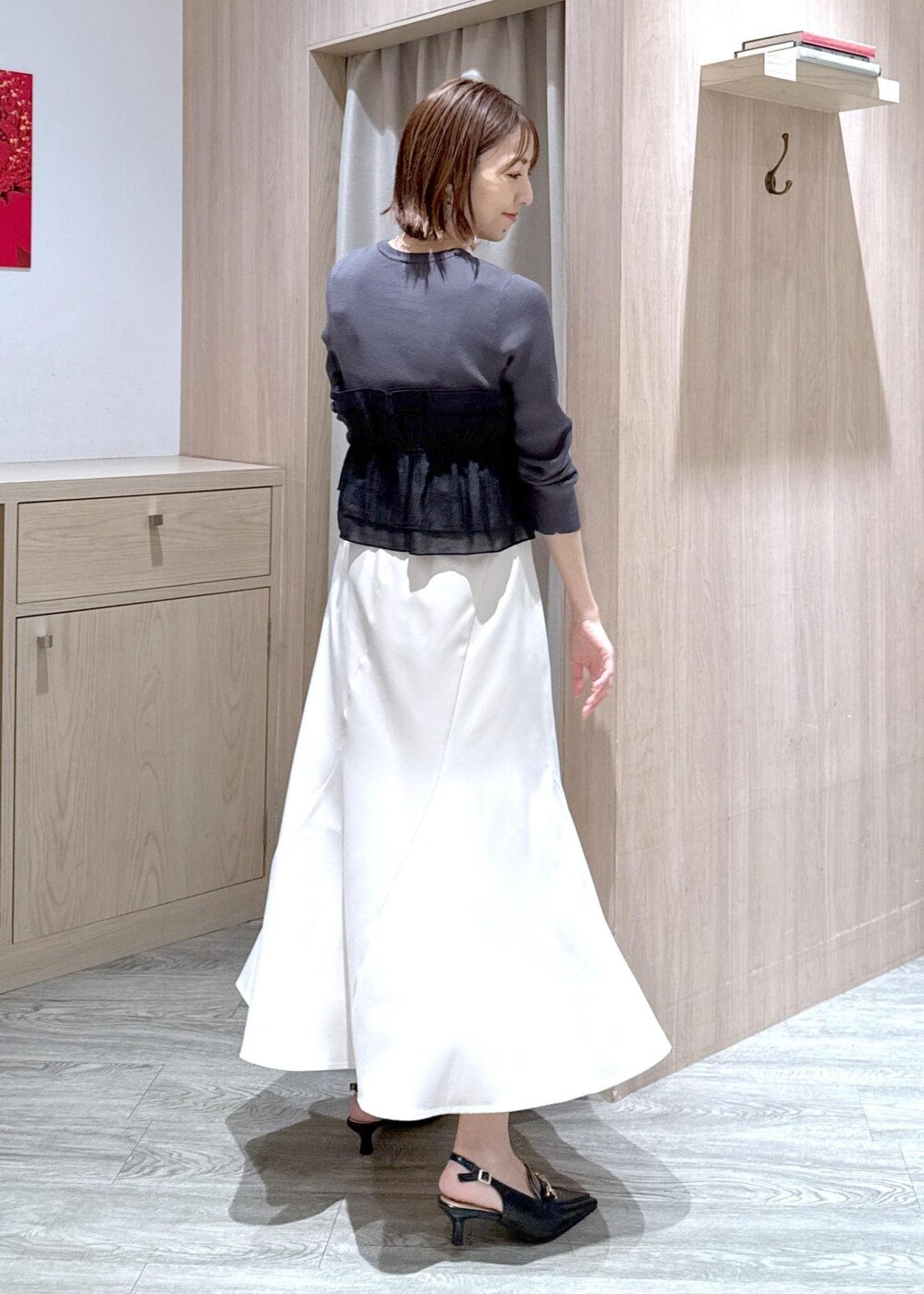「オフィスカジュアル、キレイめシンプル、キレイめカジュアル、大人シンプル、春服、羽織り、カジュアルセレモニー、高身長コーディネート、ママコーデ、初春コーデ、春コーデ、お仕事コーデ、セレモニーコーデ、授業参観日コーデ、入学式コーデ」｜「VISの【累計10,000点突破】【2WAY】ハートカットバッグ（ショルダーバッグ、ホワイト系）」を使った、eric08さん（レディース・166cm）の春コーディネートの7枚目の写真