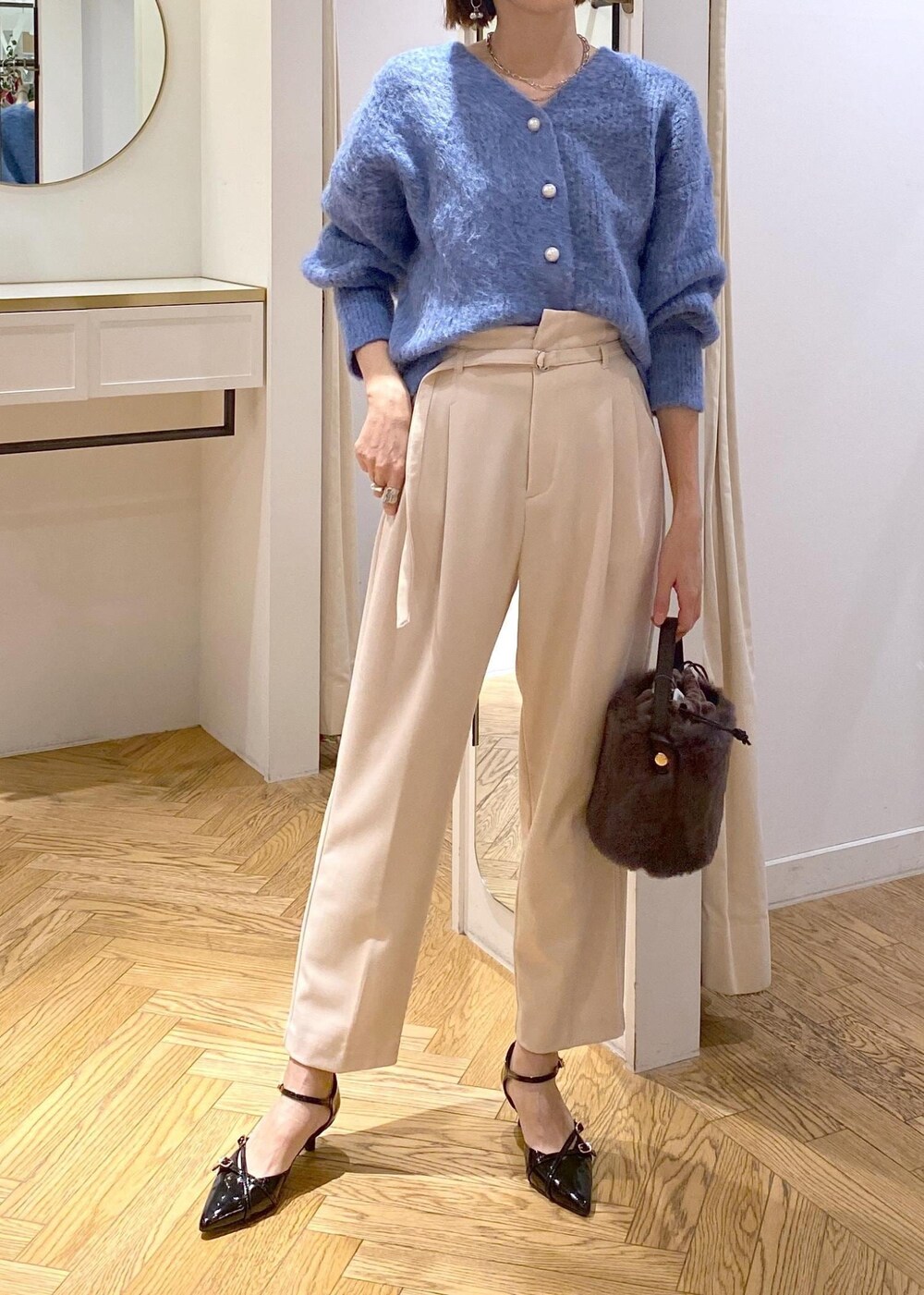 グレー系のショルダーバッグ、ブラック系のパンプス、ベージュ系のその他パンツを着用したレディースの冬コーディネートの4枚目の写真