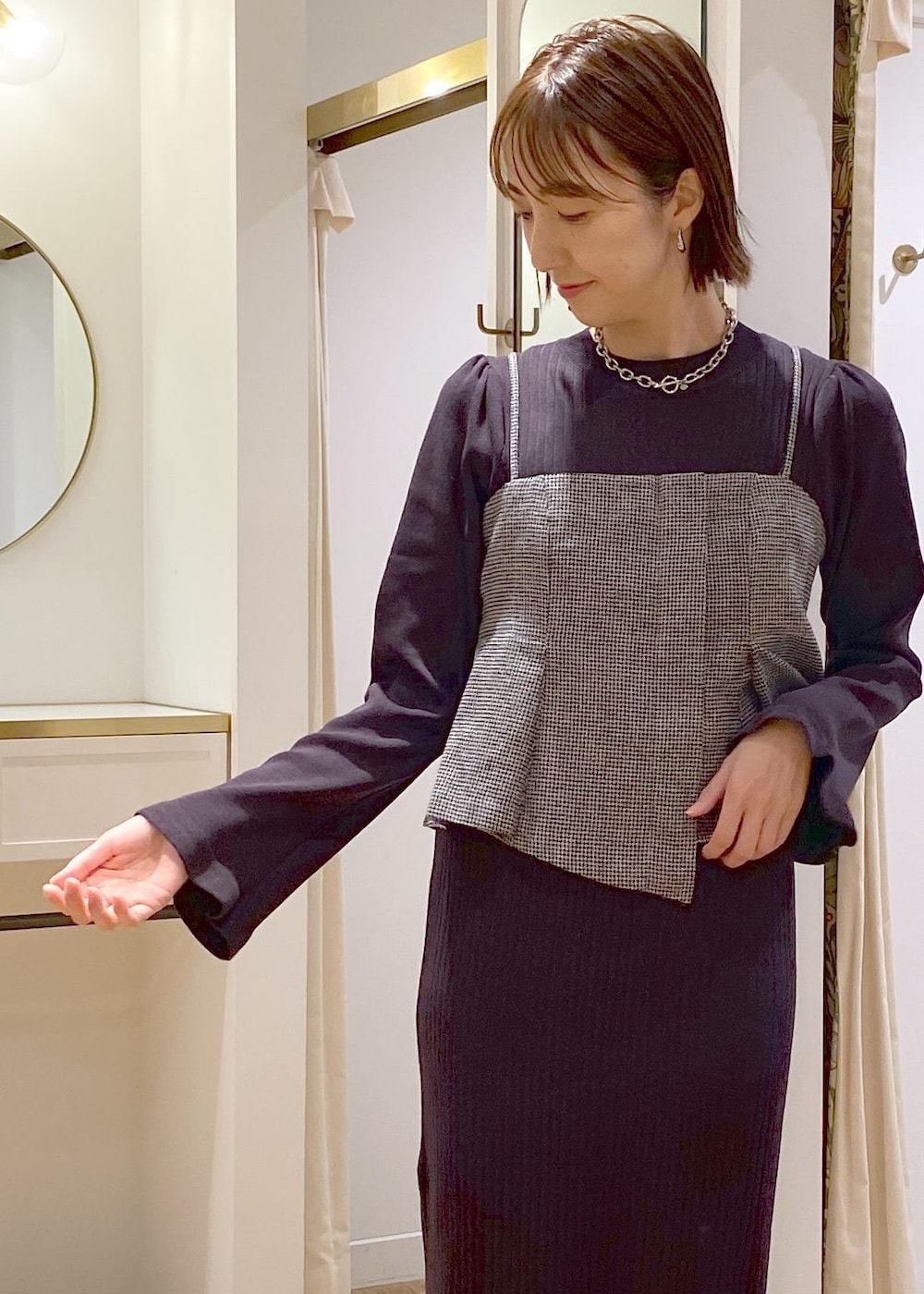 ブラック系のショルダーバッグ、ブラック系のブーツ、ベージュ系のテーラードジャケットを着用したレディースの秋コーディネートの9枚目の写真