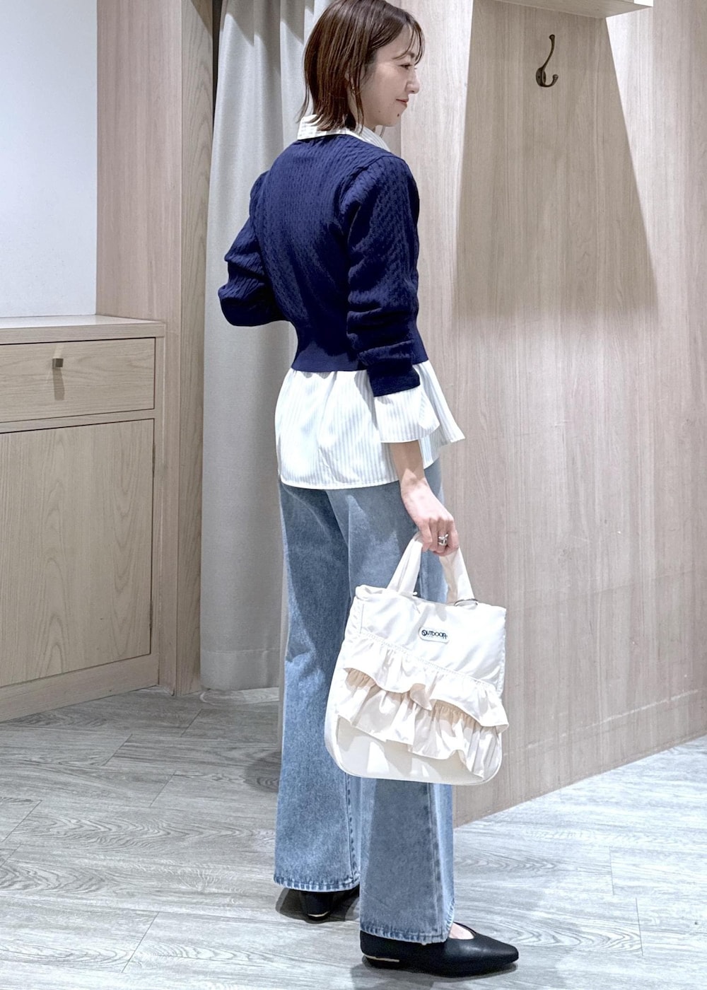 ブラック系のパンプス、ベージュ系のシャツ/ブラウス、ブルー系のカーディガン/ボレロを着用したレディースの春コーディネートの3枚目の写真