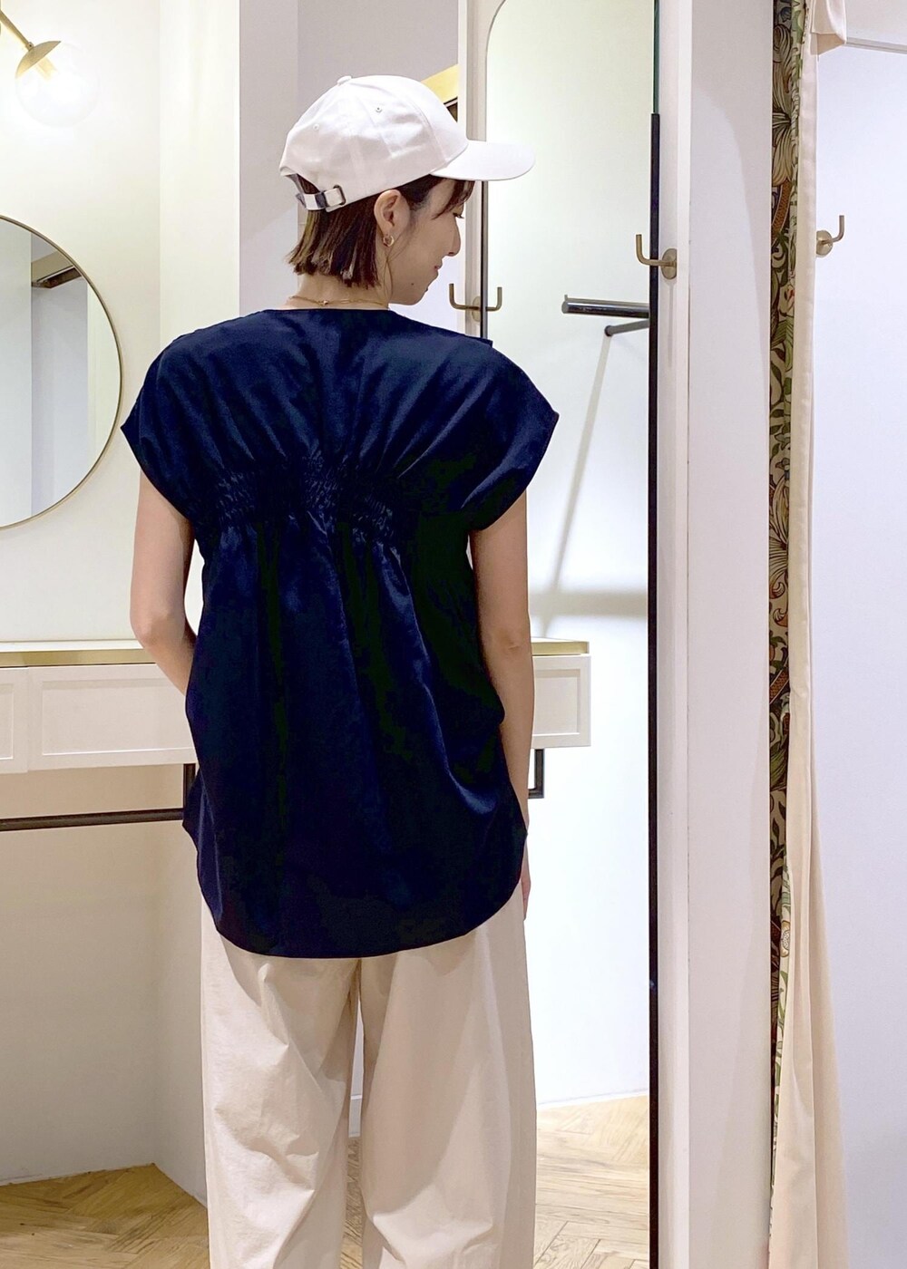 ブラック系のショルダーバッグ、ブラック系のサンダル、ブラック系のキャミソールを着用したレディースの春コーディネートの5枚目の写真