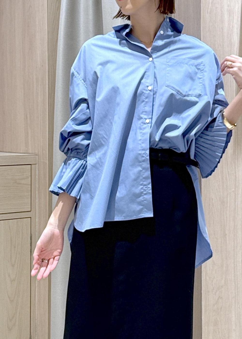 ブラック系のハンドバッグ、ブルー系のシャツ/ブラウス、ブラック系のパンプスを着用したレディースの春コーディネートの8枚目の写真