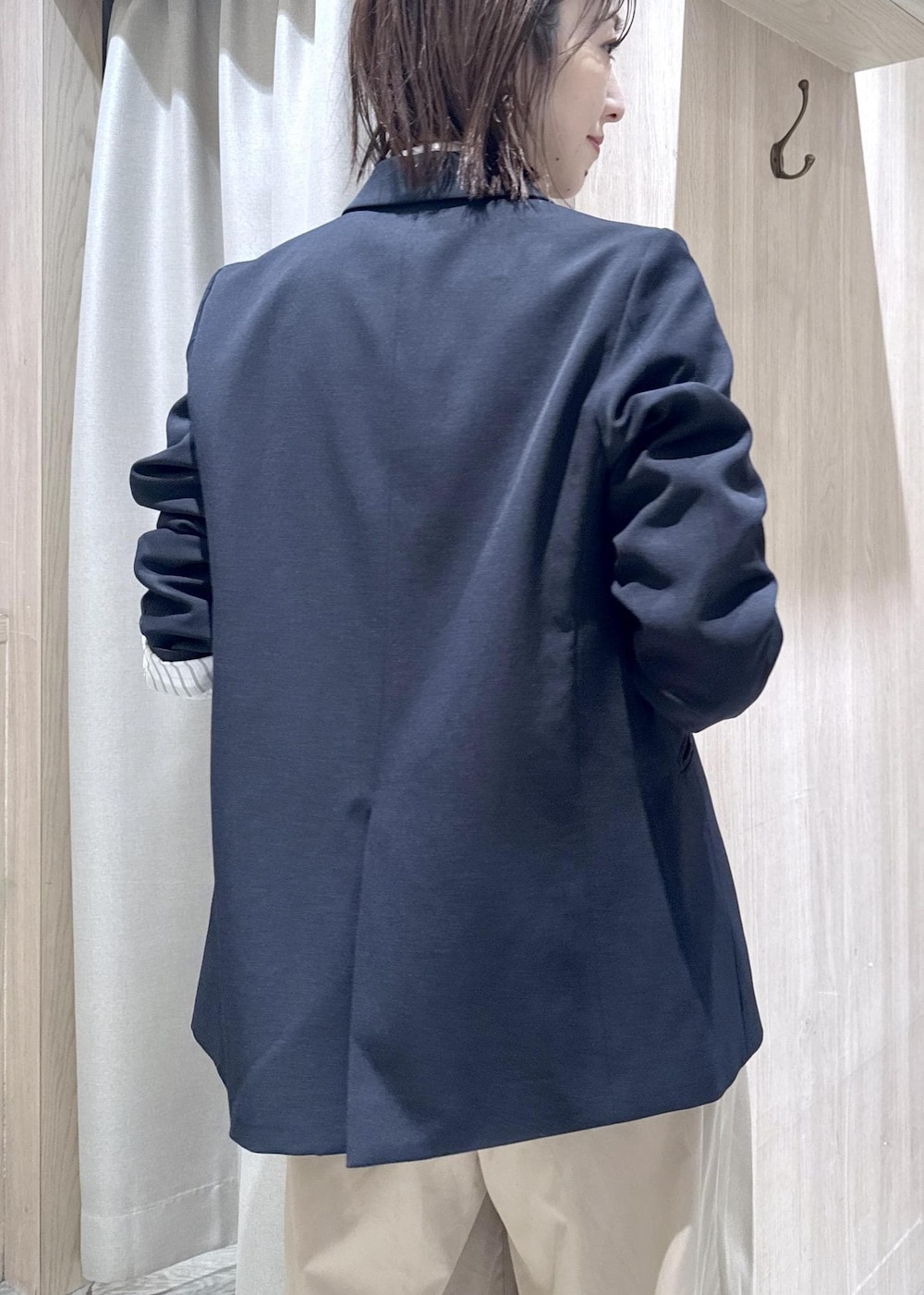 ブルー系のテーラードジャケット、ホワイト系のシャツ/ブラウス、ベージュ系のその他パンツを着用したレディースの冬コーディネートの8枚目の写真