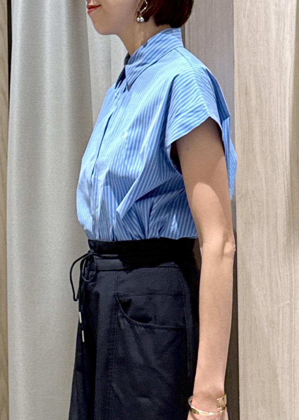 ブラック系のサンダル、ブラック系のキャミソール、ブルー系のシャツ/ブラウスを着用したレディースの夏コーディネートの10枚目の写真