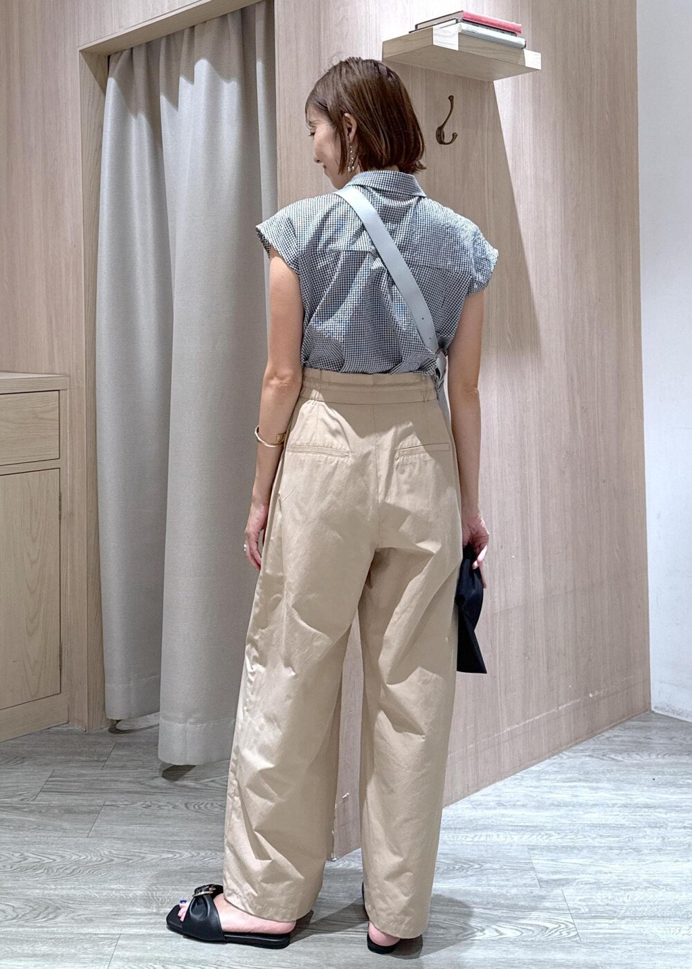 ブラック系のサンダル、ブラック系のシャツ/ブラウス、ベージュ系のその他パンツを着用したレディースの夏コーディネートの3枚目の写真