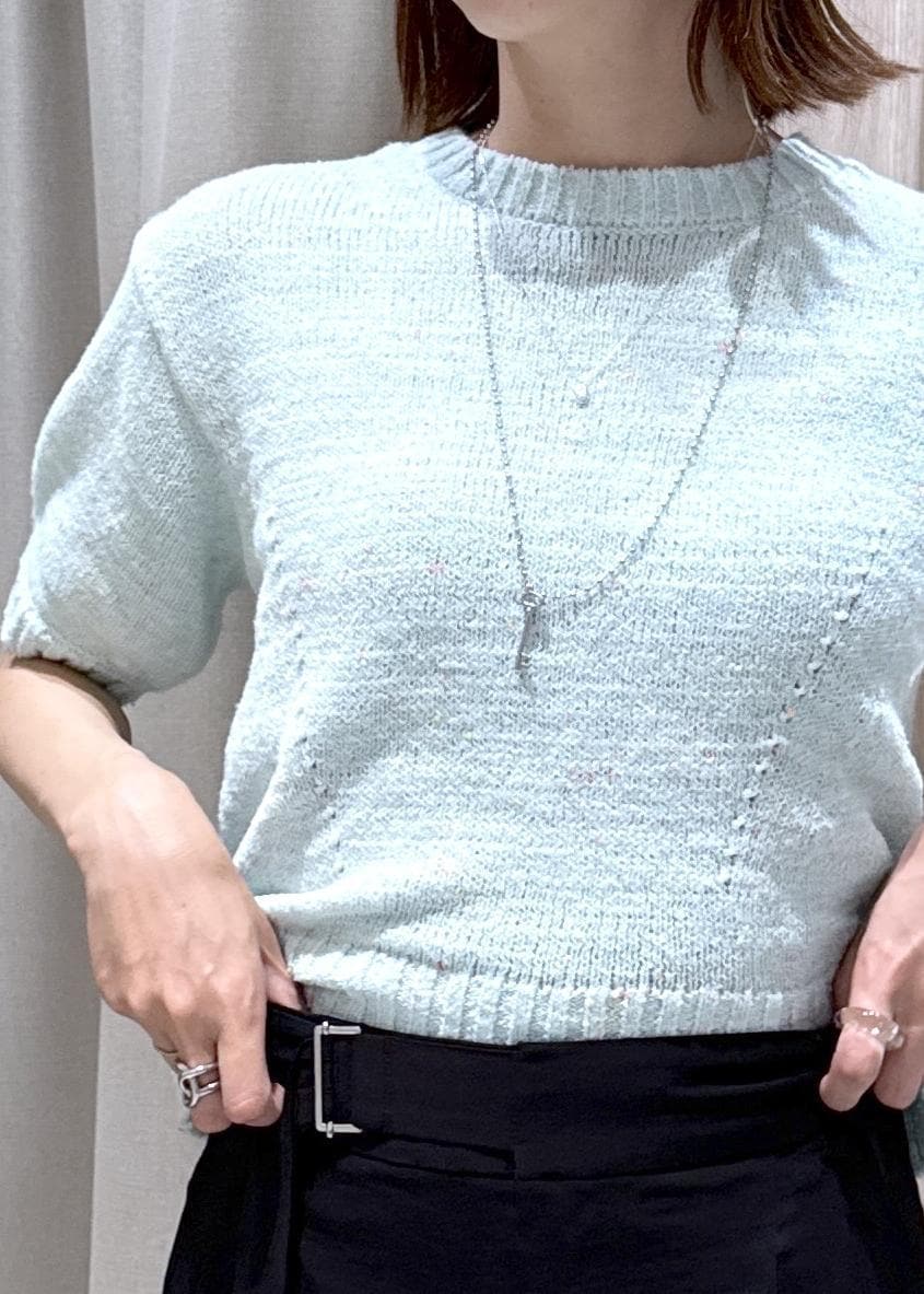 ブラック系のトートバッグ、ブラック系のその他パンツ、グリーン系のニット/セーターを着用したレディースの夏コーディネートの7枚目の写真