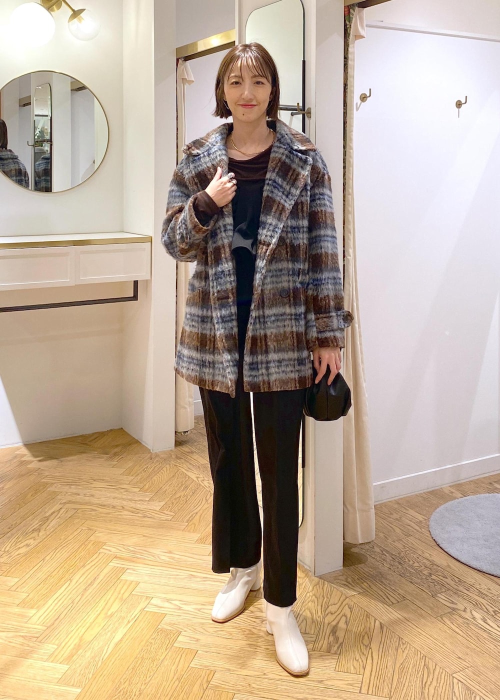 「大人シンプル、きれいめシンプル、きれいめカジュアル、楽ちんコーデ、サロペットコーデ、アウター、羽織り、pコート、チェック柄、ショートブーツ、お出かけ、高身長コーディネート、アラフォー、初冬コーデ、冬コーデ」｜「VISのチェーン付きワンハンドルバッグ（ハンドバッグ、ブラック系）」を使った、eric08さん（レディース・166cm）の冬コーディネートの4枚目の写真