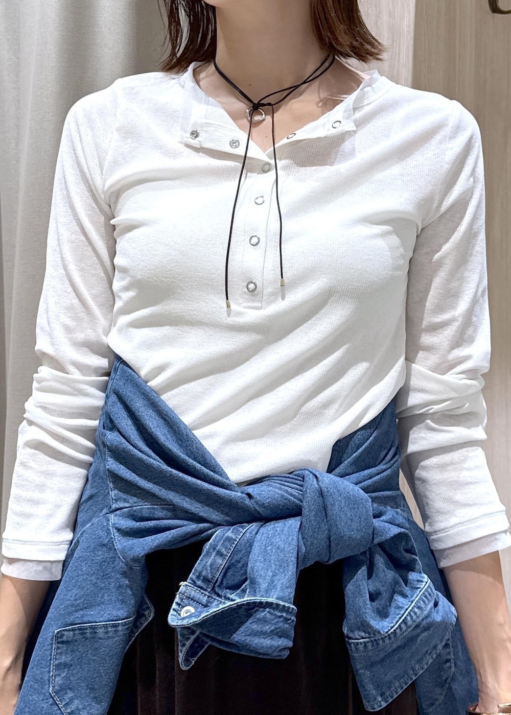 ホワイト系のTシャツ/カットソー、ブラウン系のスカート、ブルー系のシャツ/ブラウスを着用したレディースの秋コーディネートの7枚目の写真