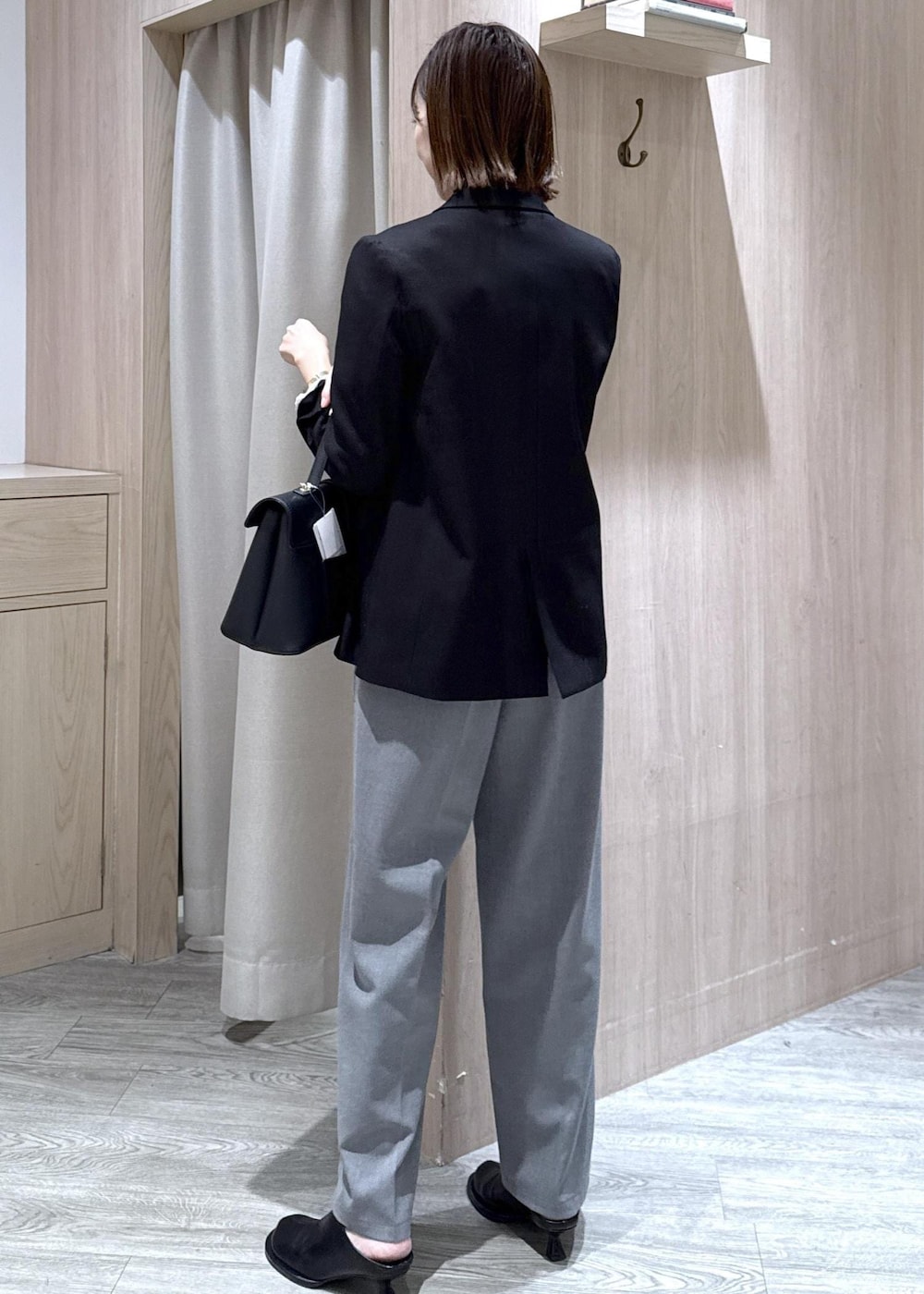 ブラック系のハンドバッグ、ブラック系のテーラードジャケット、グレー系のその他パンツを着用したレディースの冬コーディネートの8枚目の写真