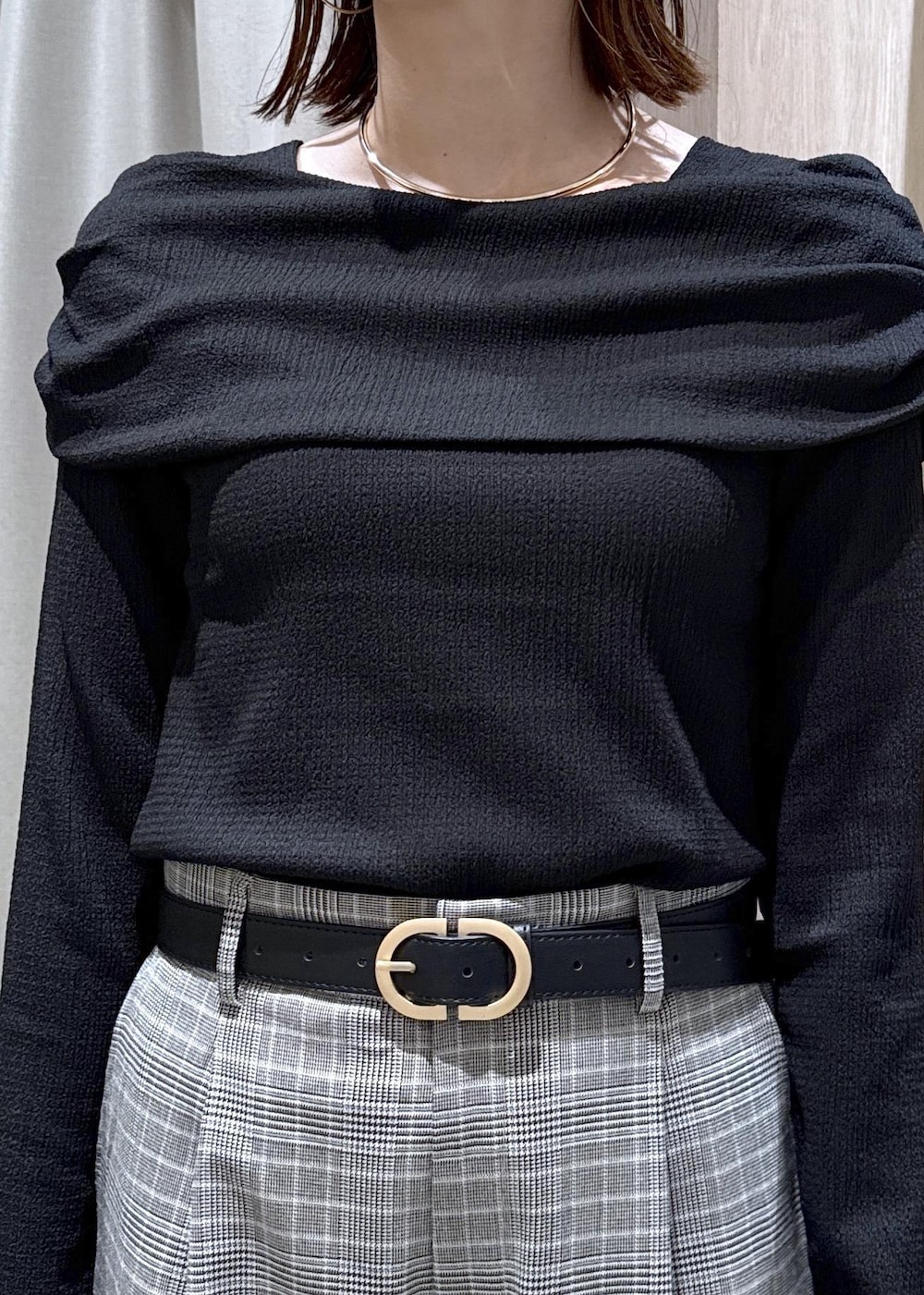 ブラック系のローファー、グレー系のその他パンツ、ブラウン系のテーラードジャケットを着用したレディースの秋コーディネートの8枚目の写真