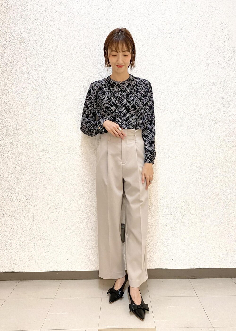 パープル系のその他アウター、ブラック系のシャツ/ブラウス、グレー系のスラックスを着用したレディースの冬コーディネートの4枚目の写真