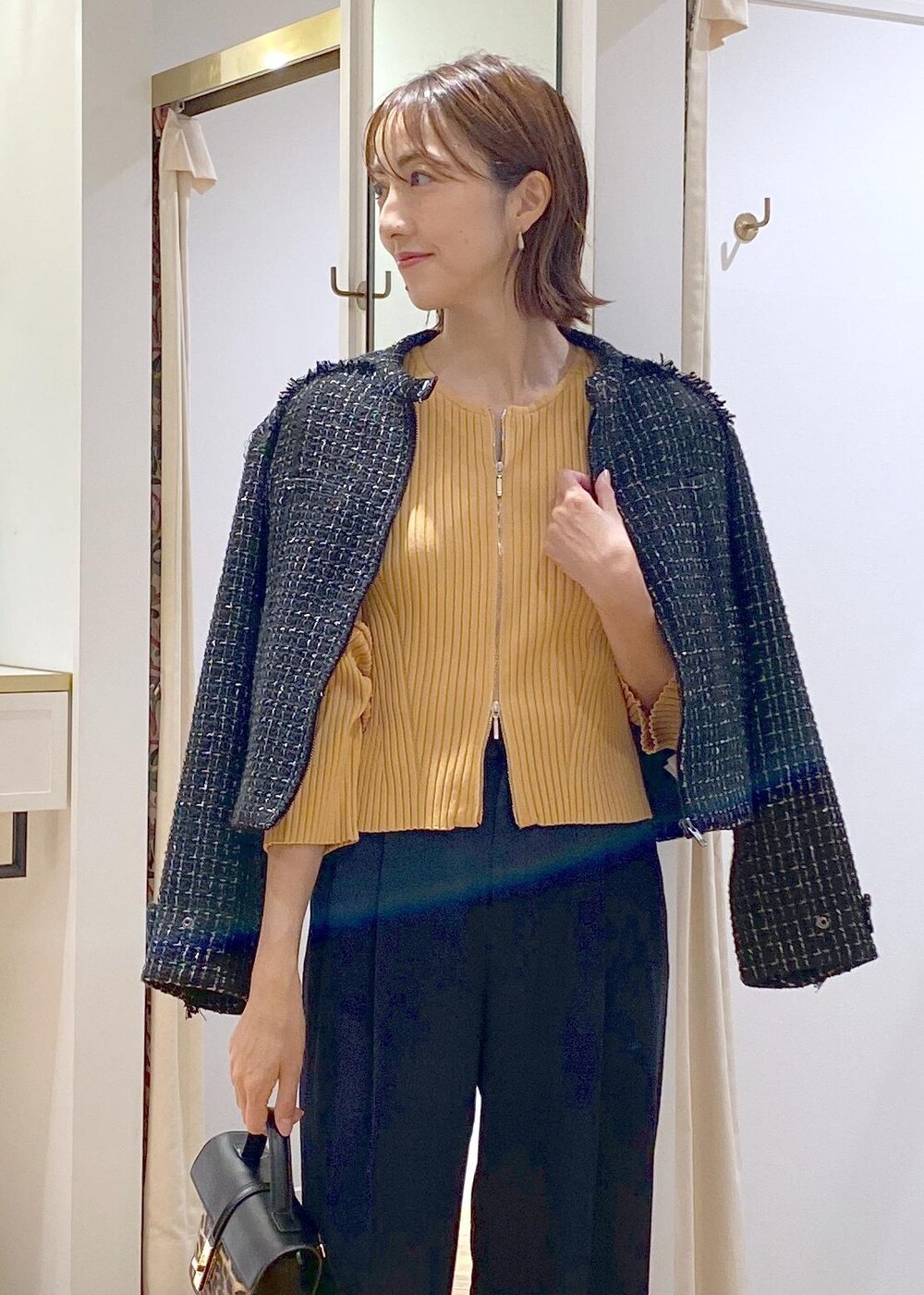 ブルー系のスラックス、その他のショルダーバッグ、ブラック系のバレエシューズを着用したレディースの秋コーディネートの3枚目の写真