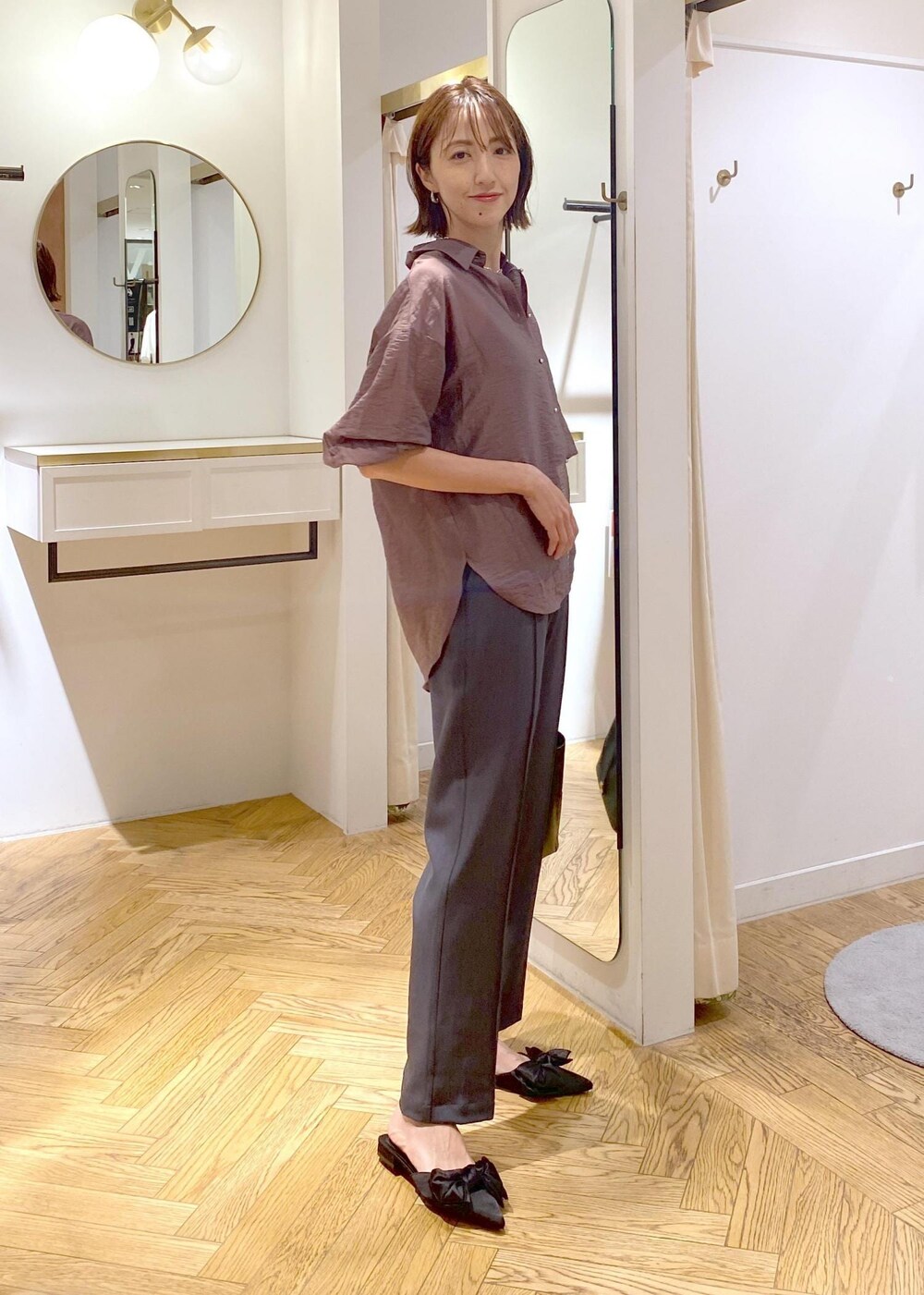 ブラック系のキャミソール、ブラウン系のシャツ/ブラウス、ブラック系のサンダルを着用したレディースの秋コーディネートの2枚目の写真