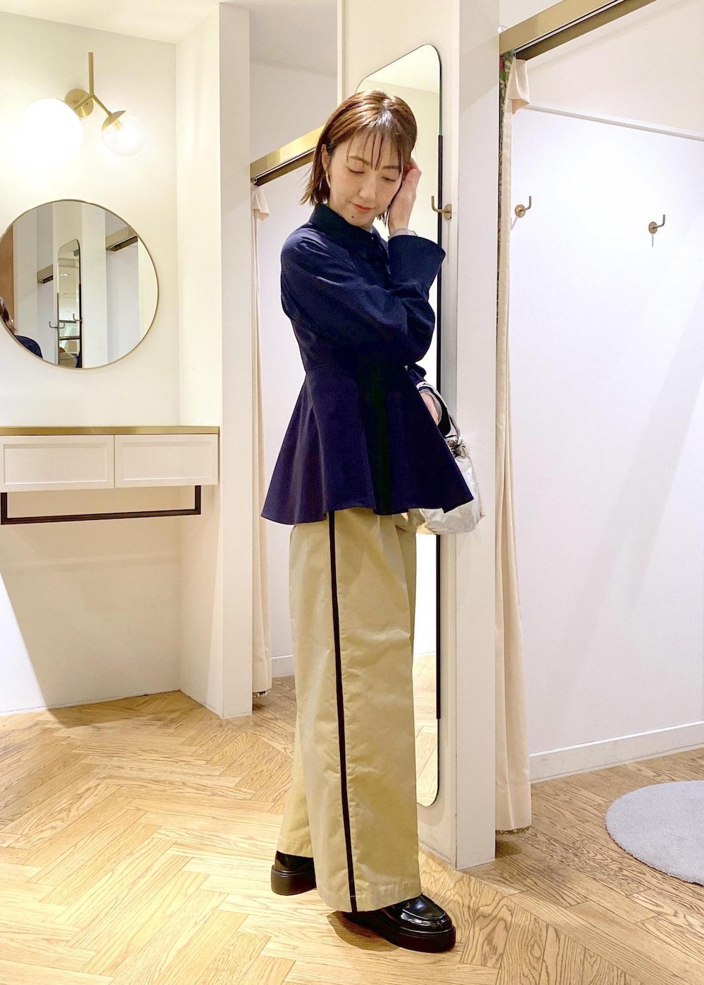 ブラック系のローファー、ベージュ系のスラックス、シルバー系のTシャツ/カットソーを着用したレディースの春コーディネートの4枚目の写真