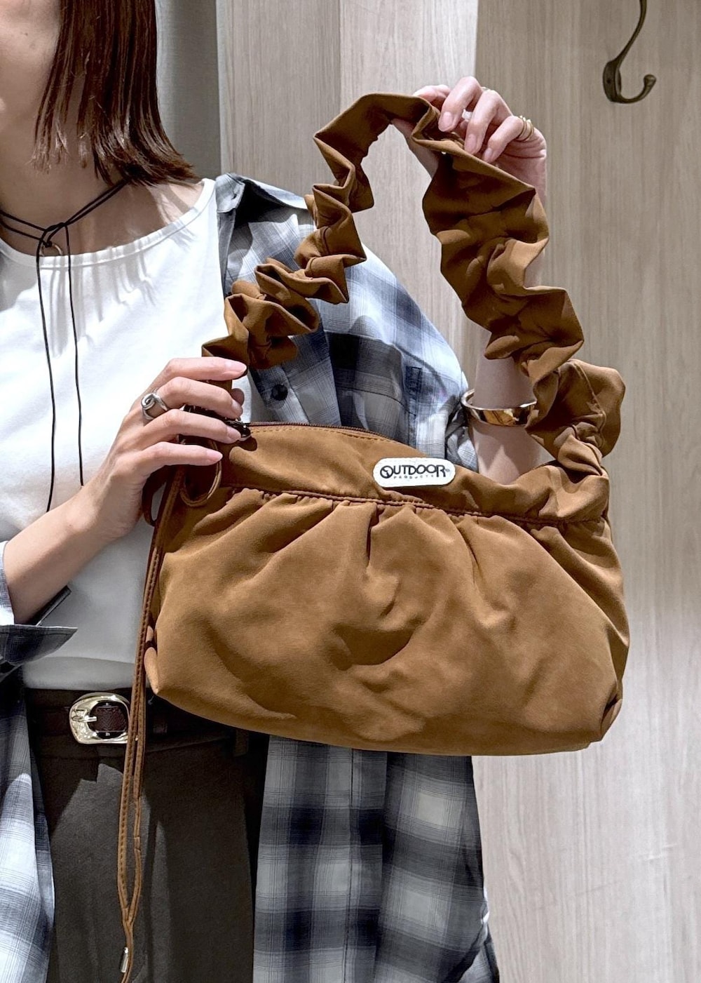 ブラック系のシャツ/ブラウス、ホワイト系のTシャツ/カットソー、グリーン系のその他パンツを着用したレディースの夏コーディネートの9枚目の写真