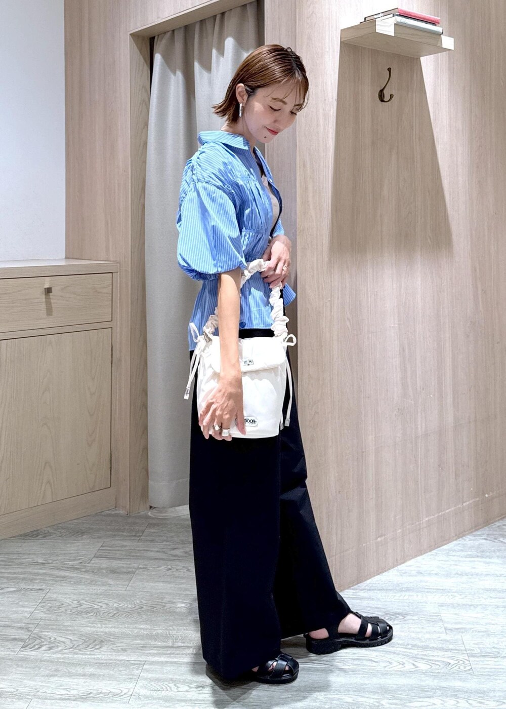 ベージュ系のキャミソール、ブルー系のシャツ/ブラウス、ブラック系のその他パンツを着用したレディースの夏コーディネートの5枚目の写真