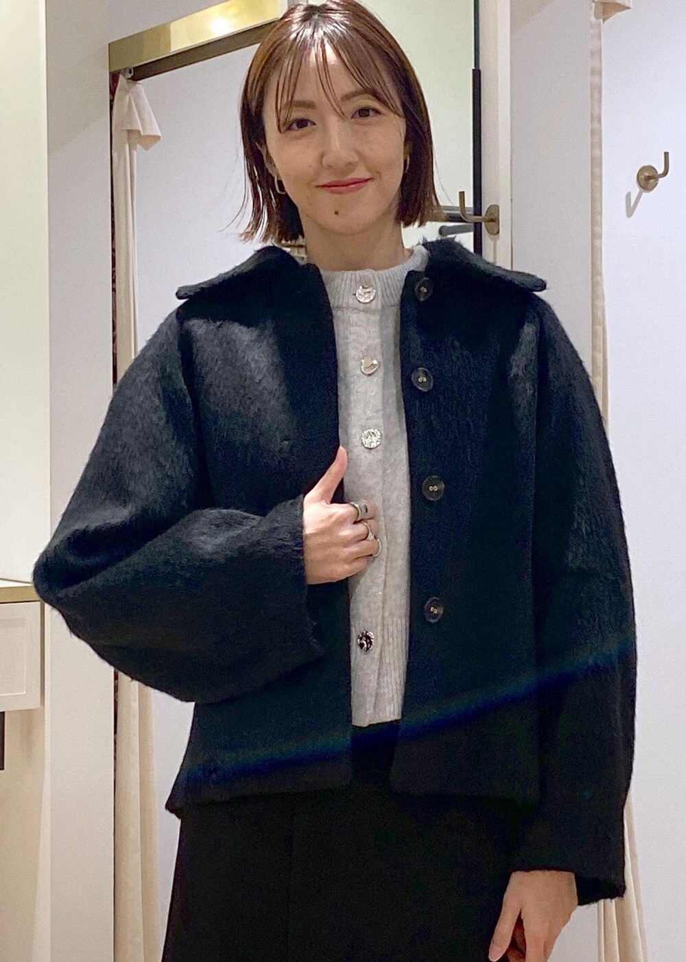「キレイめカジュアル、大人シンプル、オフィスカジュアル、お仕事、仕事、通勤、きれいめ、きれいめシンプル、スカートコーデ、セレモニー、ママコーデ、カーディガンコーデ、羽織り、アウター、コート」｜「VISの【2WAY】ひねり金具ワンハンドルミニショルダーバッグ（ショルダーバッグ、グリーン系）」を使った、eric08さん（レディース・166cm）の冬コーディネートの7枚目の写真