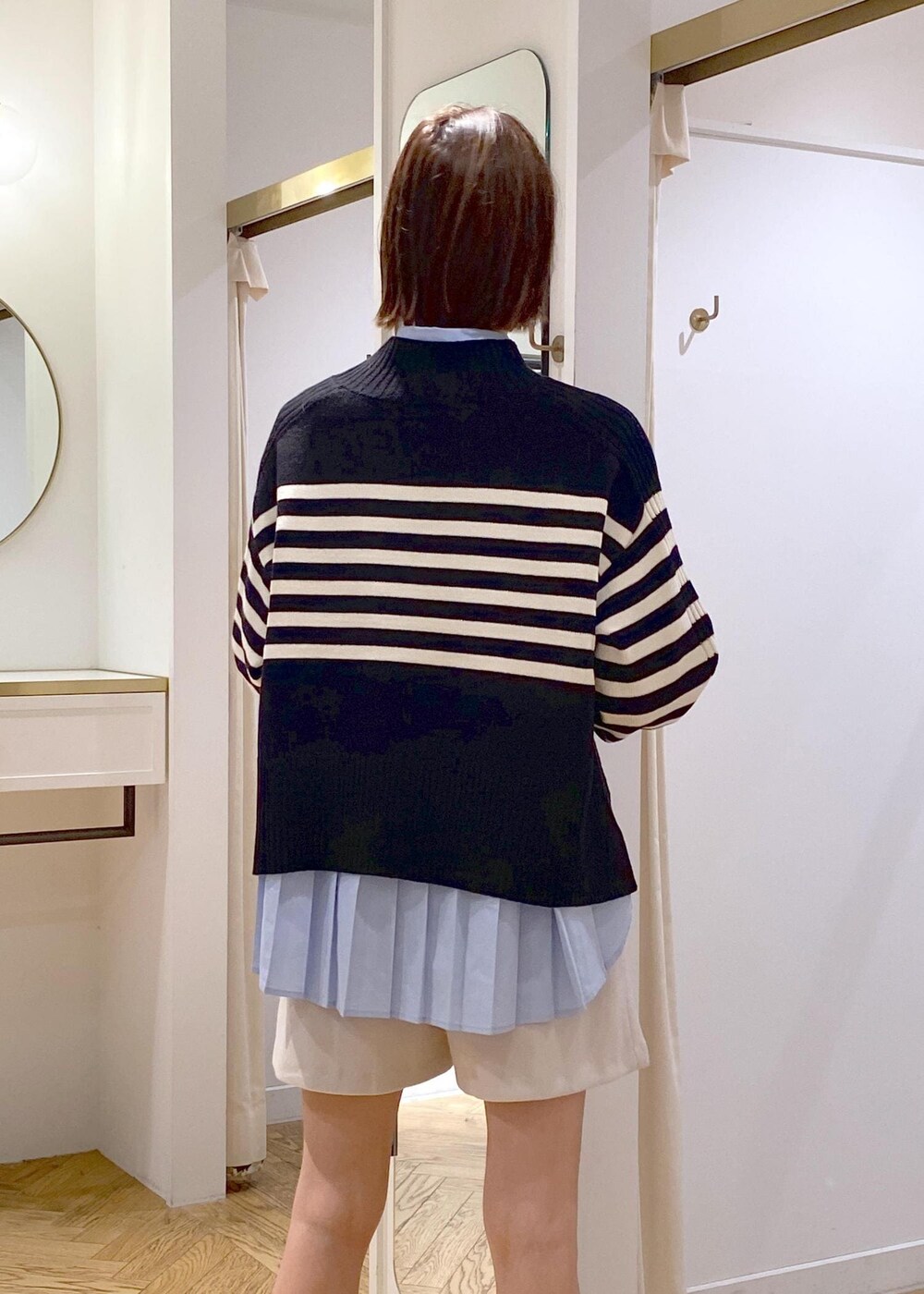 ブルー系のシャツ/ブラウス、ブラック系のブーツ、ブラック系のブルゾンを着用したレディースの秋コーディネートの7枚目の写真