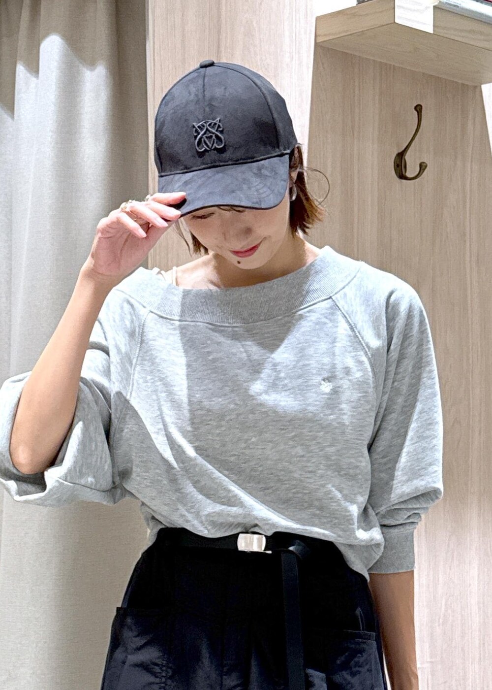 シルバー系のショルダーバッグ、ブラック系のスカート、ホワイト系のキャミソールを着用したレディースの秋コーディネートの5枚目の写真