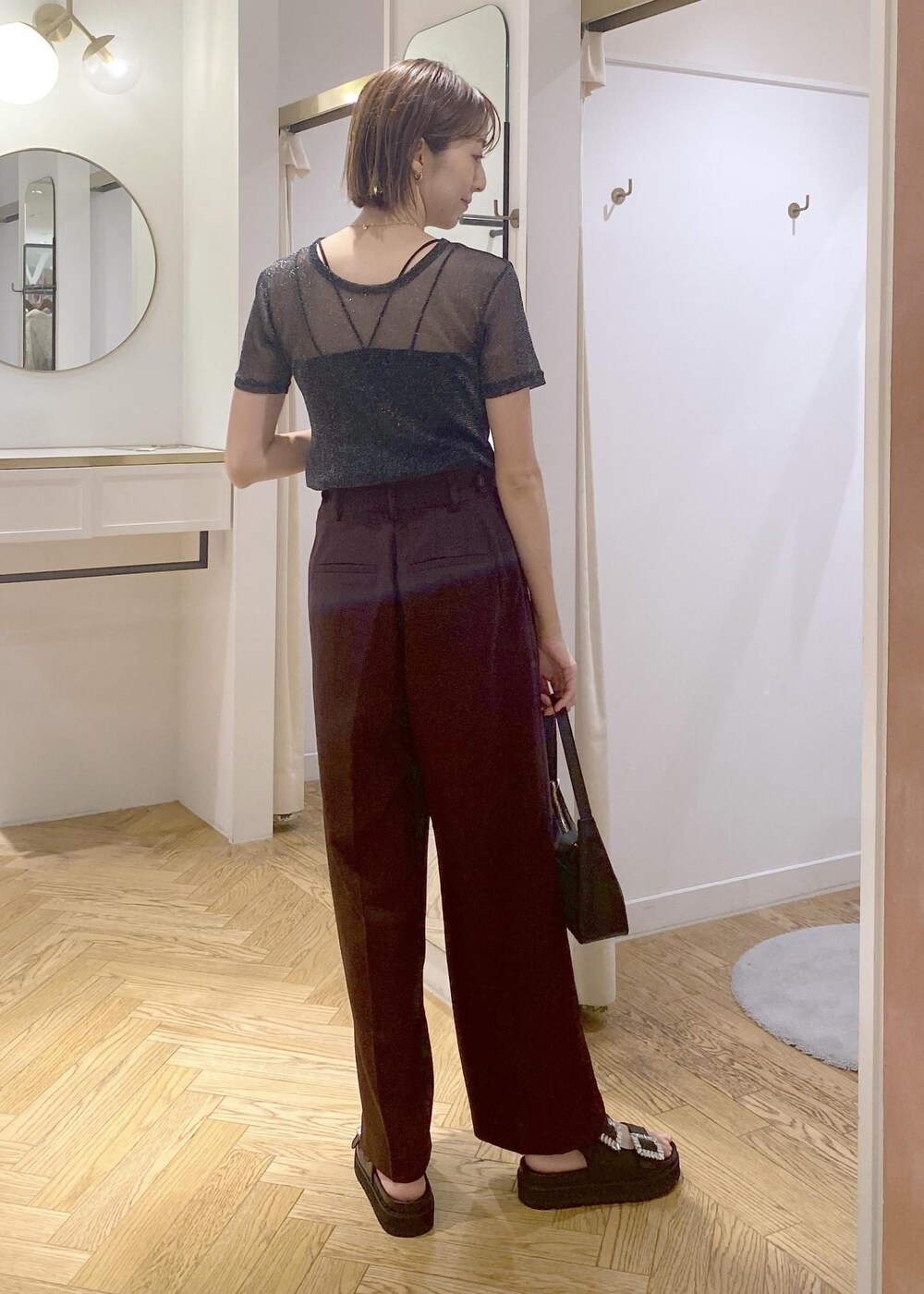 ブラック系のハンドバッグ、ブラック系のキャミソール、ブラック系のTシャツ/カットソーを着用したレディースの夏コーディネートの2枚目の写真