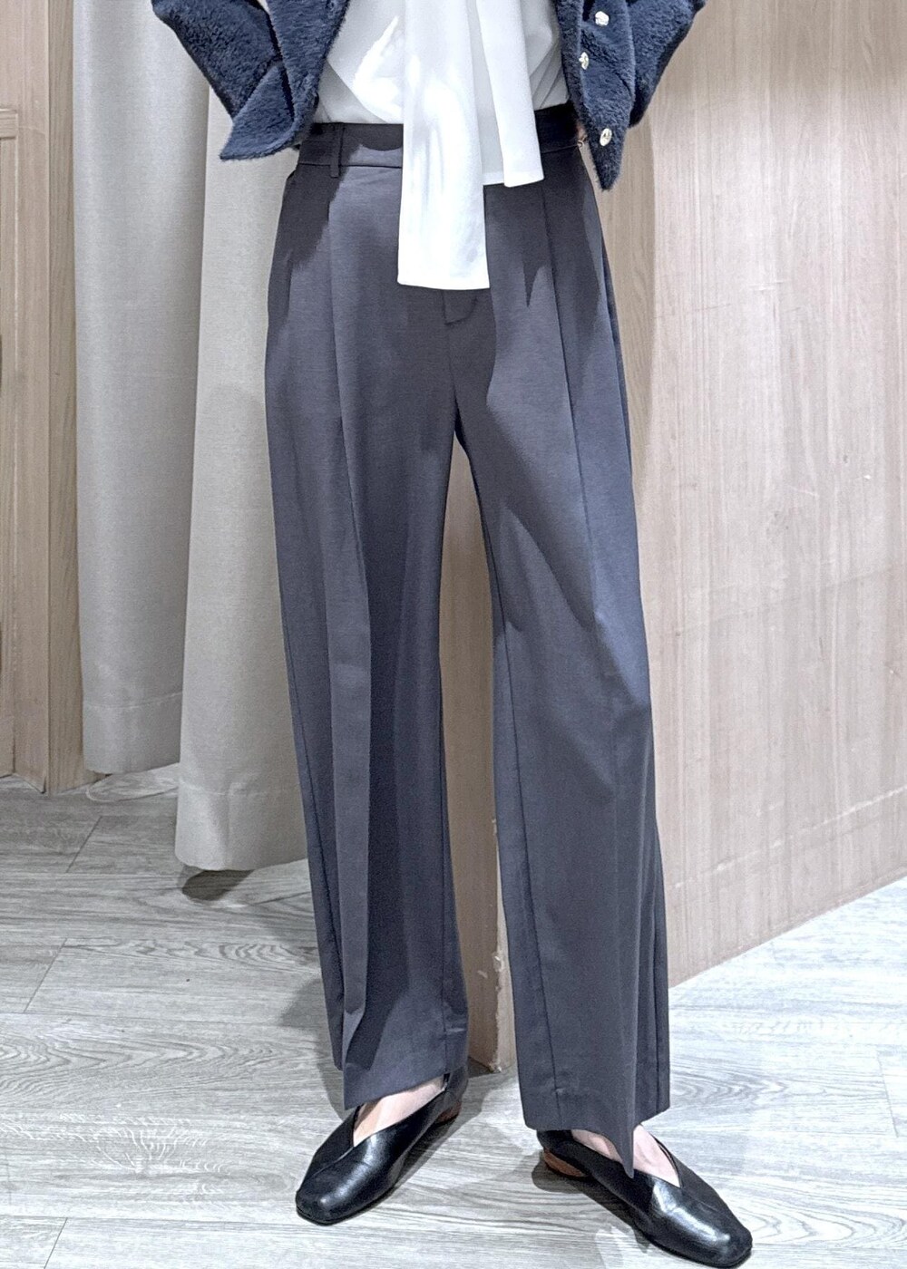 ブルー系のカーディガン/ボレロ、グレー系のその他パンツ、ホワイト系のシャツ/ブラウスを着用したレディースの冬コーディネートの6枚目の写真