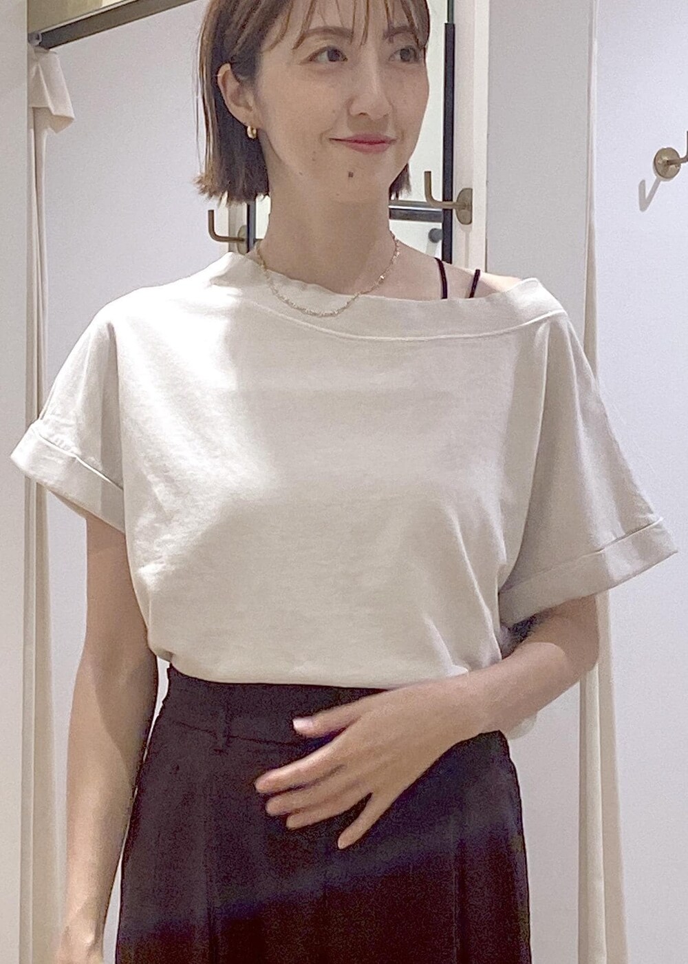 ブラック系のサンダル、ブラック系のキャミソール、ベージュ系のTシャツ/カットソーを着用したレディースの夏コーディネートの4枚目の写真