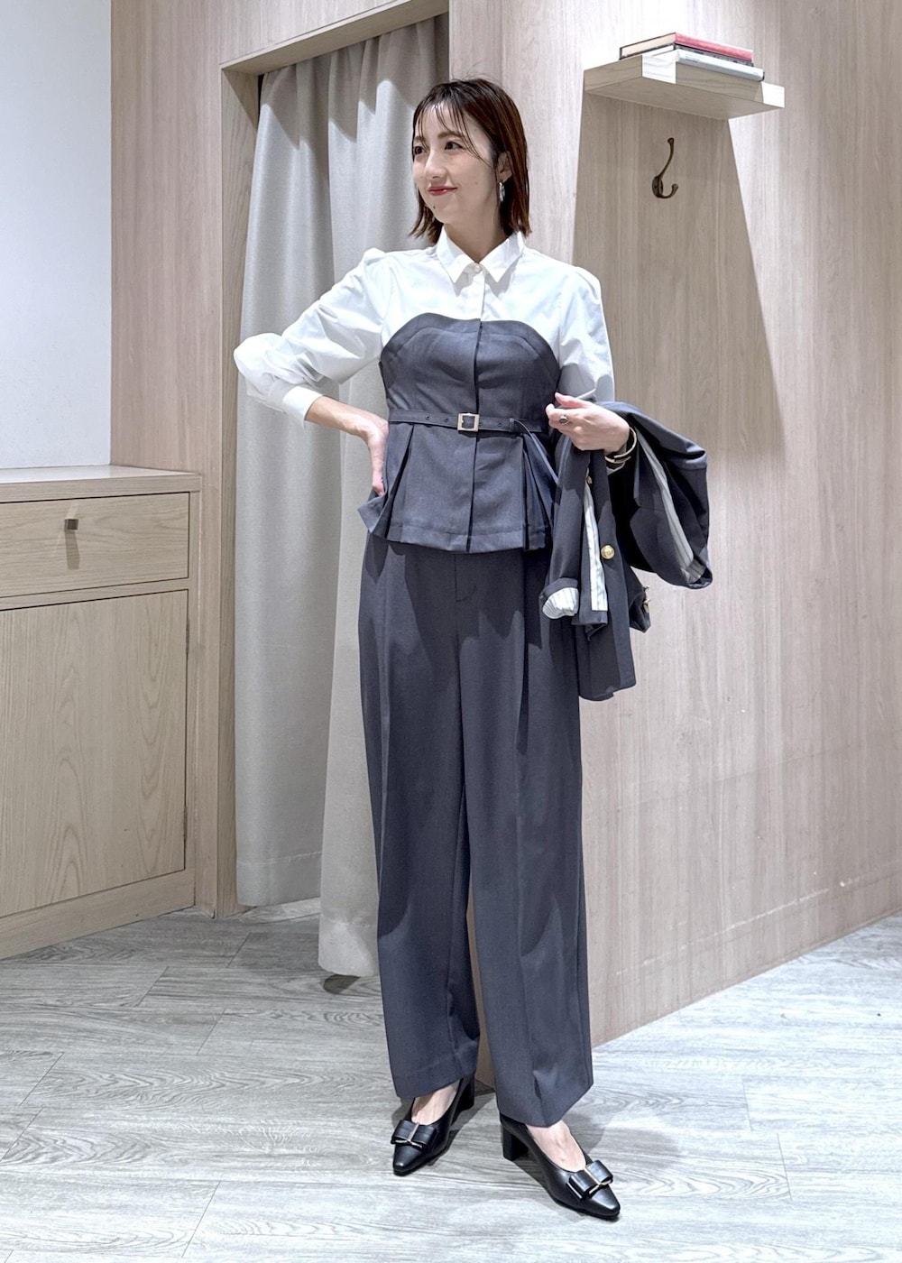 ブラック系のパンプス、グレー系のシャツ/ブラウス、グレー系のその他パンツを着用したレディースの冬コーディネートの5枚目の写真