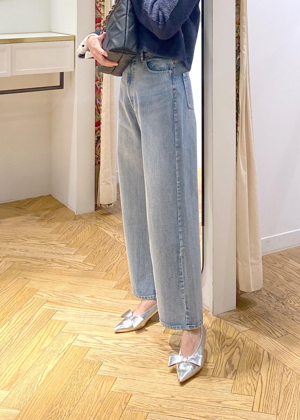 シルバー系のパンプス、ベージュ系のシャツ/ブラウス、ブルー系のカーディガン/ボレロを着用したレディースの冬コーディネートの7枚目の写真