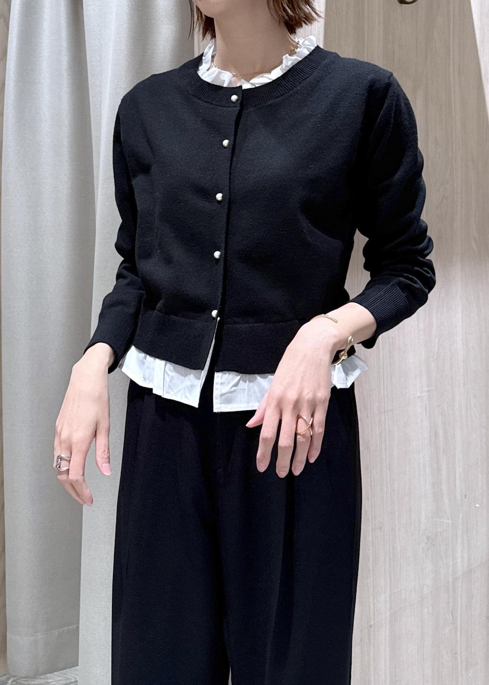 ブラック系のショルダーバッグ、ブラック系のスラックス、グレー系のその他アウターを着用したレディースの冬コーディネートの7枚目の写真