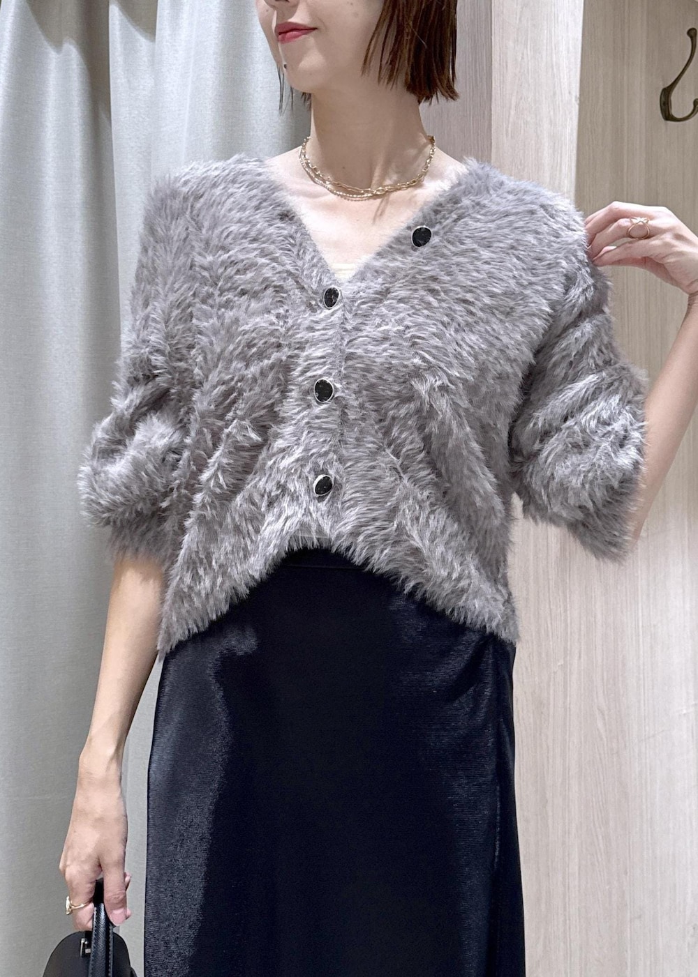 グレー系のカーディガン/ボレロ、グレー系のその他アウター、ブラック系のブーツを着用したレディースの冬コーディネートの5枚目の写真